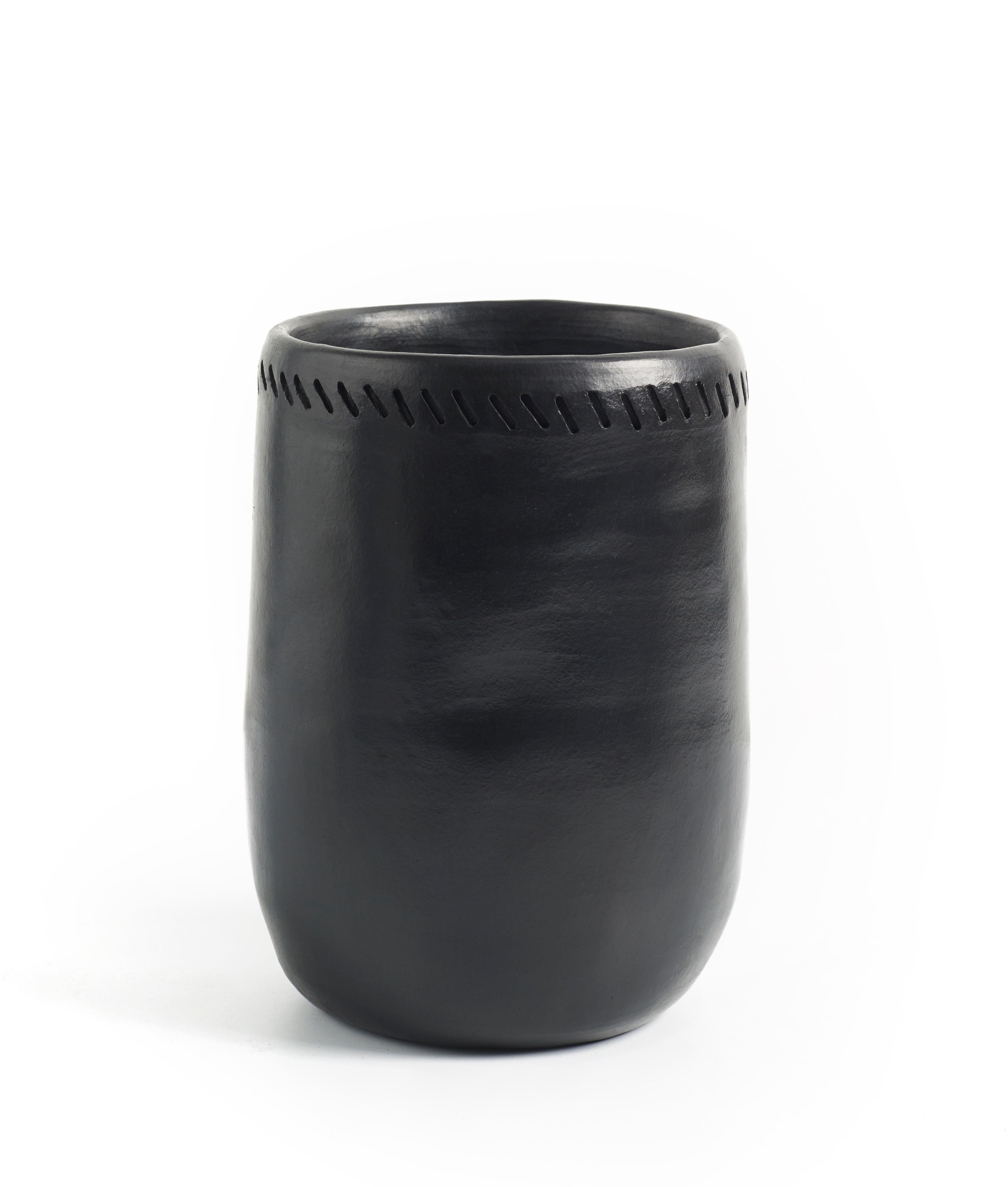 Vase 1 barro dining by Sebastian Herkner
Materials: heat-resistant Black ceramic. 
Technique: Glazed. Oven cooked and polished with semi-precious stones. 
Dimensions: Diameter 12 cm x H 20 cm 
Available in size large. 

This vase belongs to
