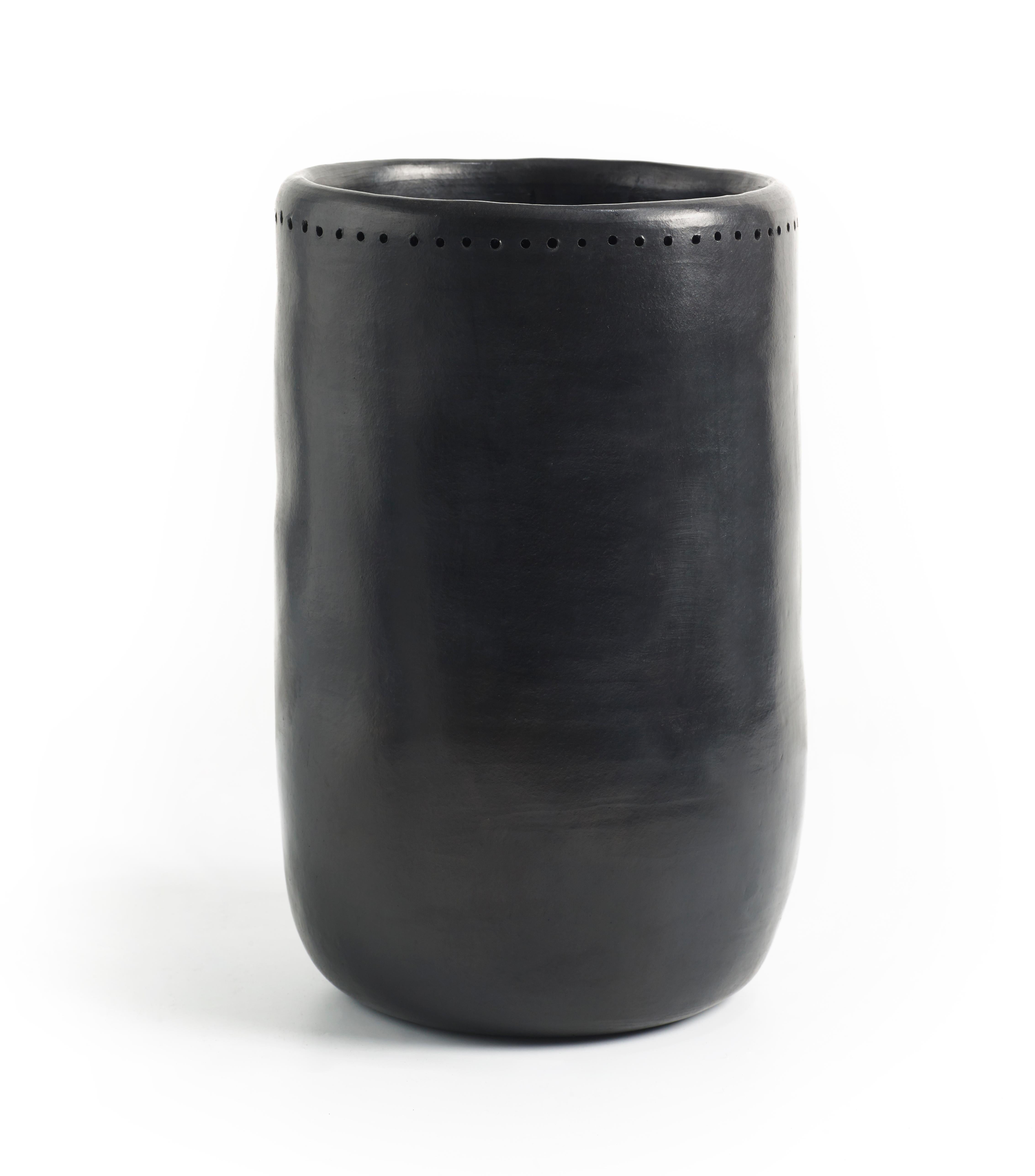 Vase 2 barro dining by Sebastian Herkner
Materials: Heat-resistant black ceramic. 
Technique: Glazed. Oven cooked and polished with semi-precious stones. 
Dimensions: Diameter 16 cm x height 27 cm 
Available in size small. 

This vase belongs to the