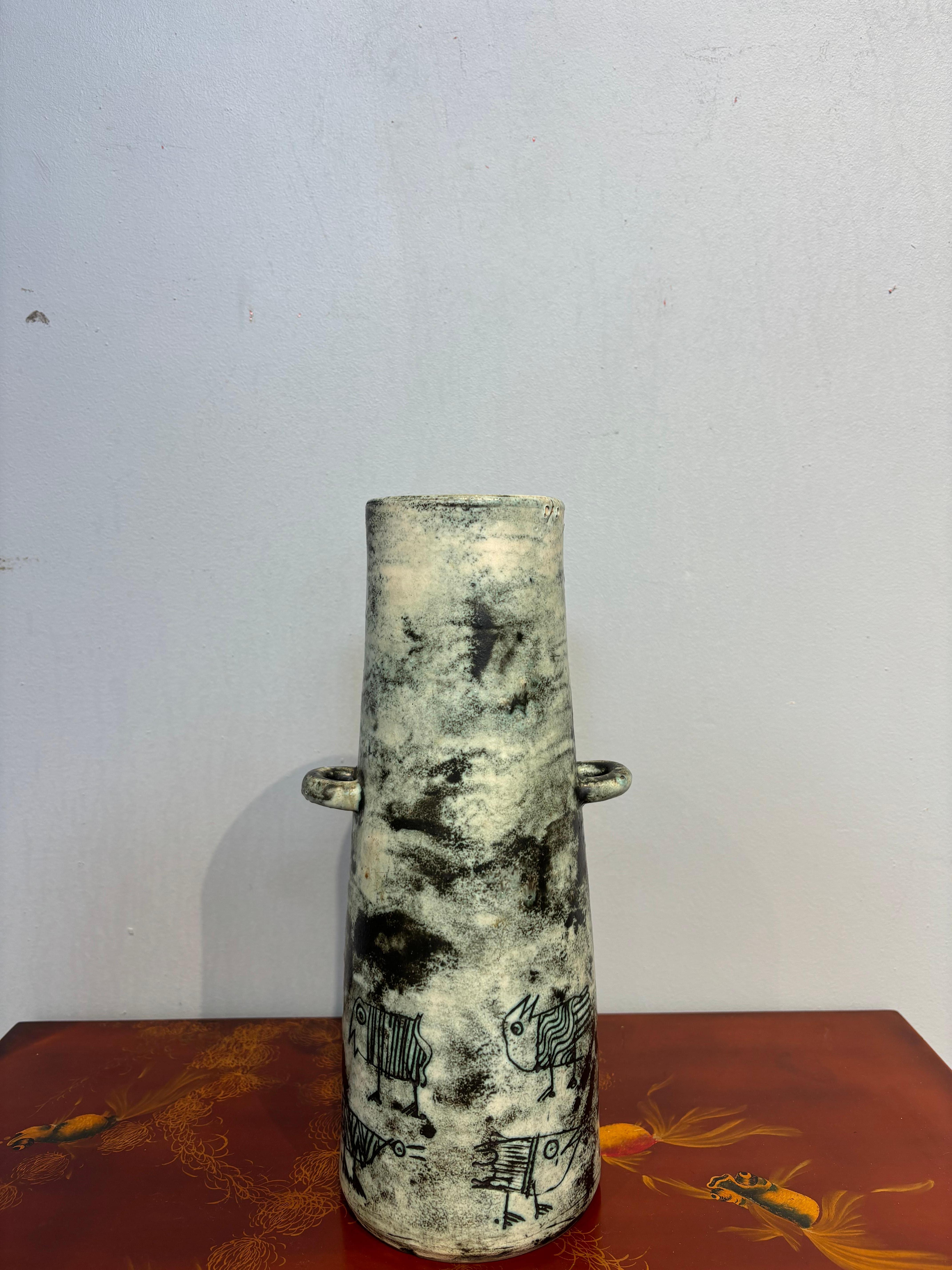 Jolie vase à anse par Jacques Jolie à décor animalier. 
Ce vase est caractéristique de son travail, avec ses émaux et son décor. 