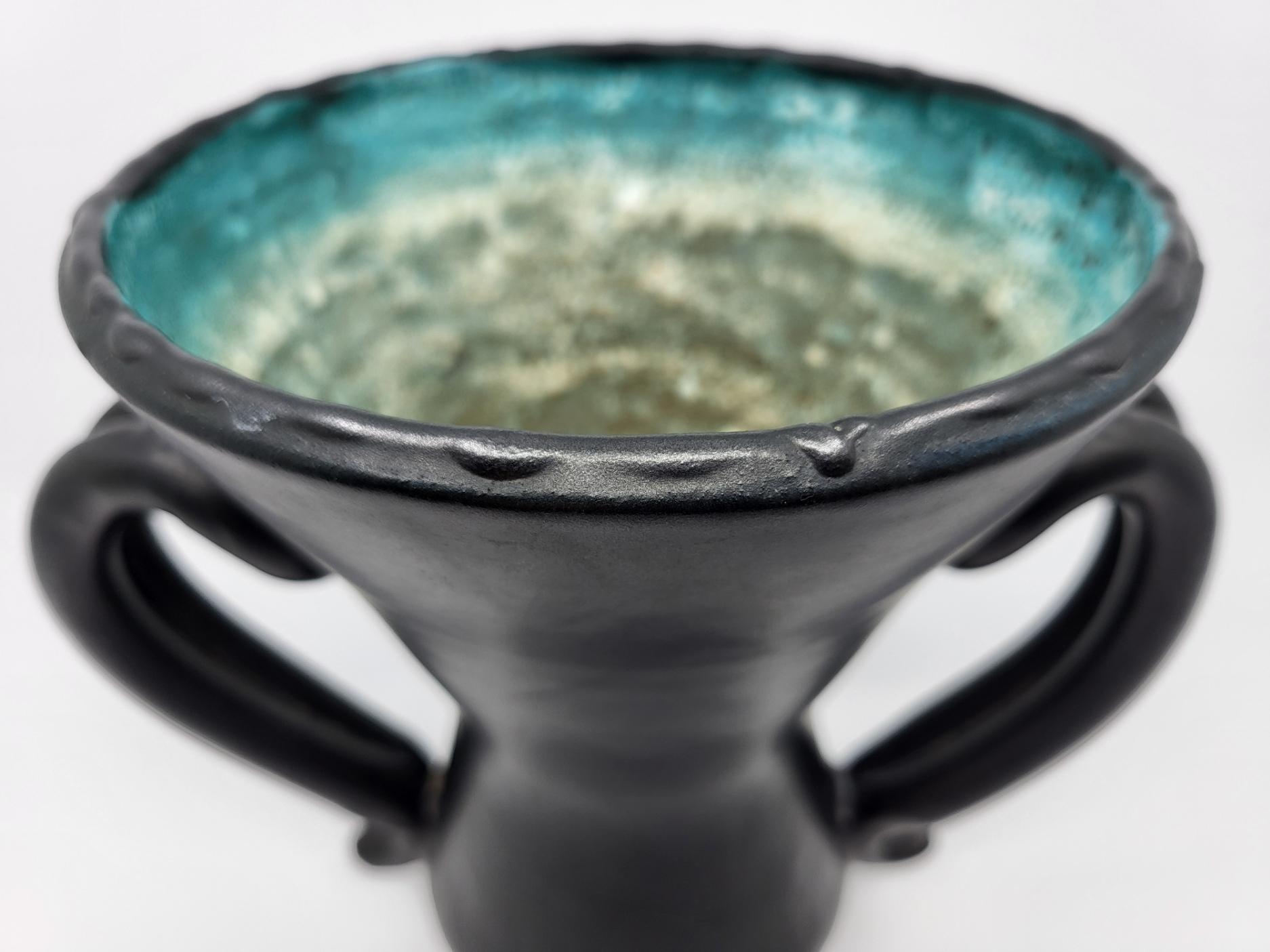 Vase à oreilles Jean Austruy en céramique noire Francais 1950 French Riviera For Sale 7
