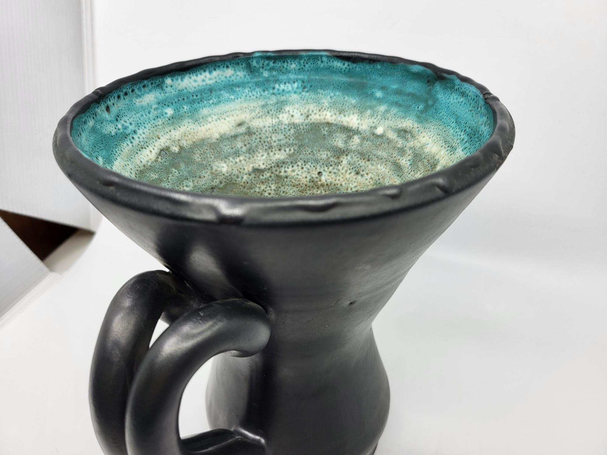 Vase à oreilles Jean Austruy en céramique noire Francais 1950 French Riviera For Sale 8
