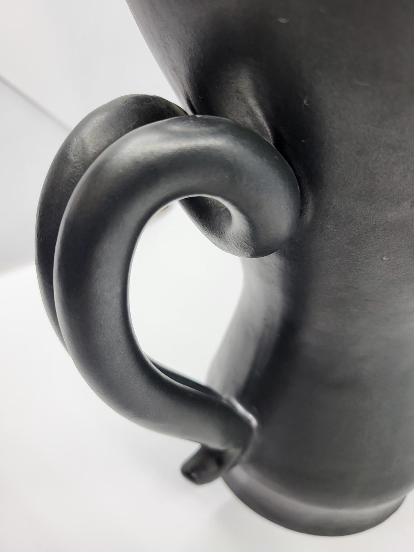 Vase à oreilles Jean Austruy en céramique noire Francais 1950 French Riviera For Sale 9