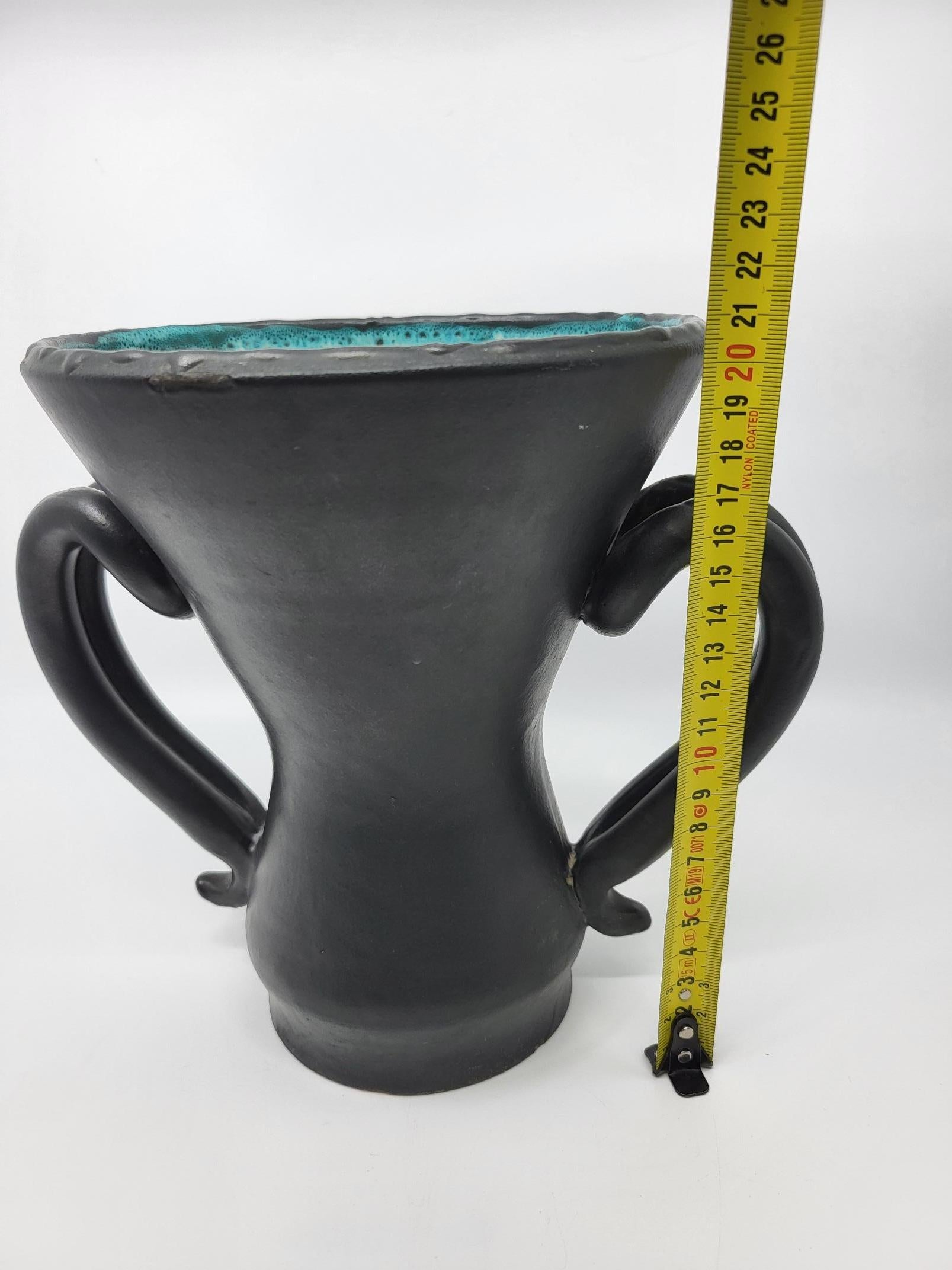 Vase à oreilles Jean Austruy en céramique noire Francais 1950 French Riviera For Sale 10