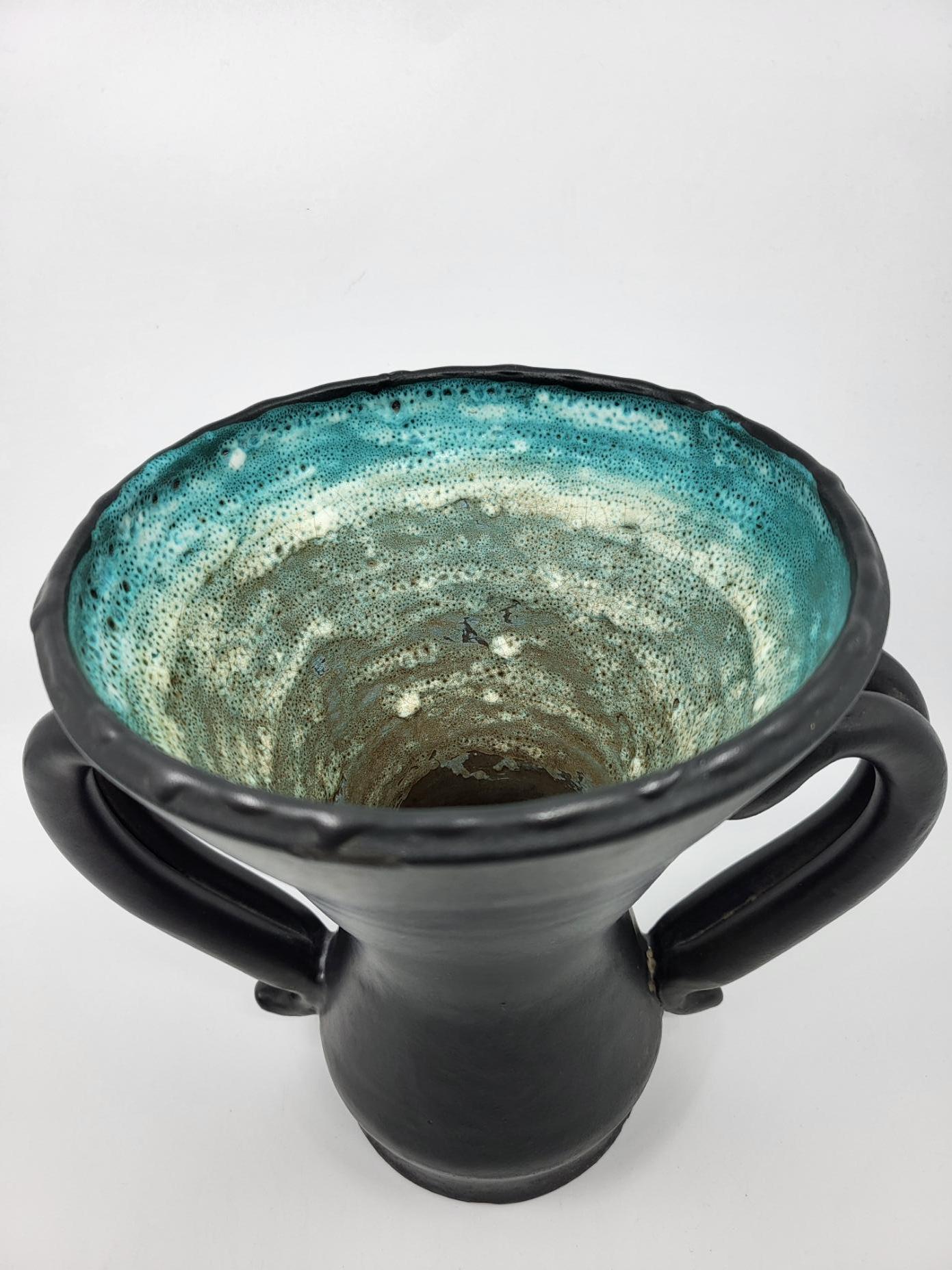 French Provincial Vase à oreilles Jean Austruy en céramique noire Francais 1950 French Riviera For Sale