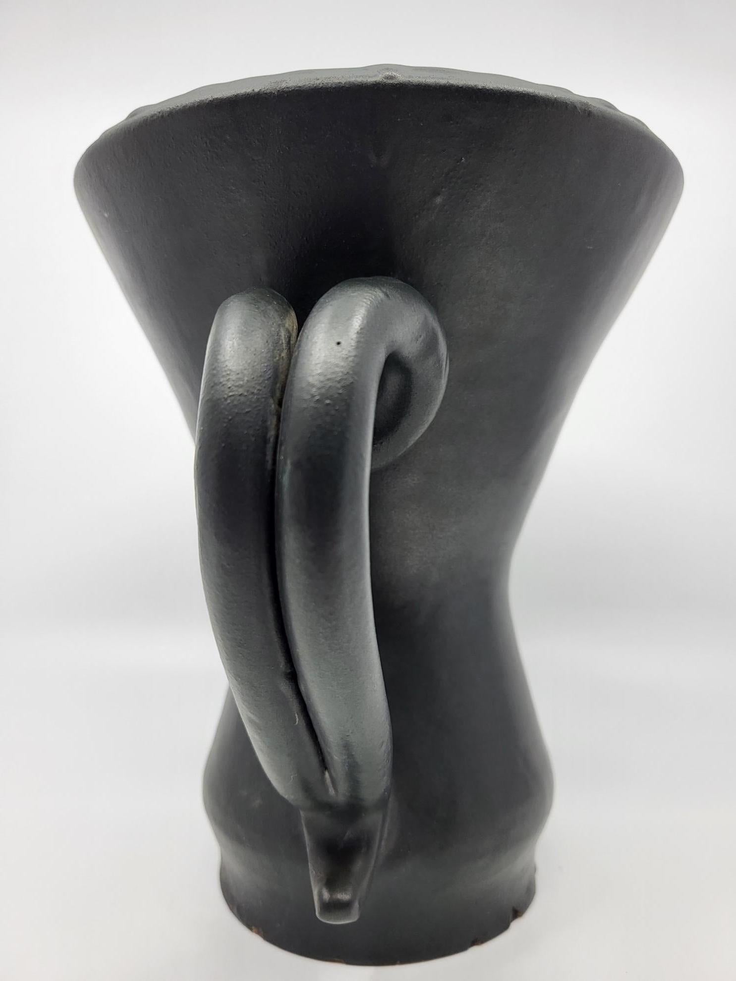 Vase à oreilles Jean Austruy en céramique noire Francais 1950 French Riviera In Good Condition For Sale In London, England
