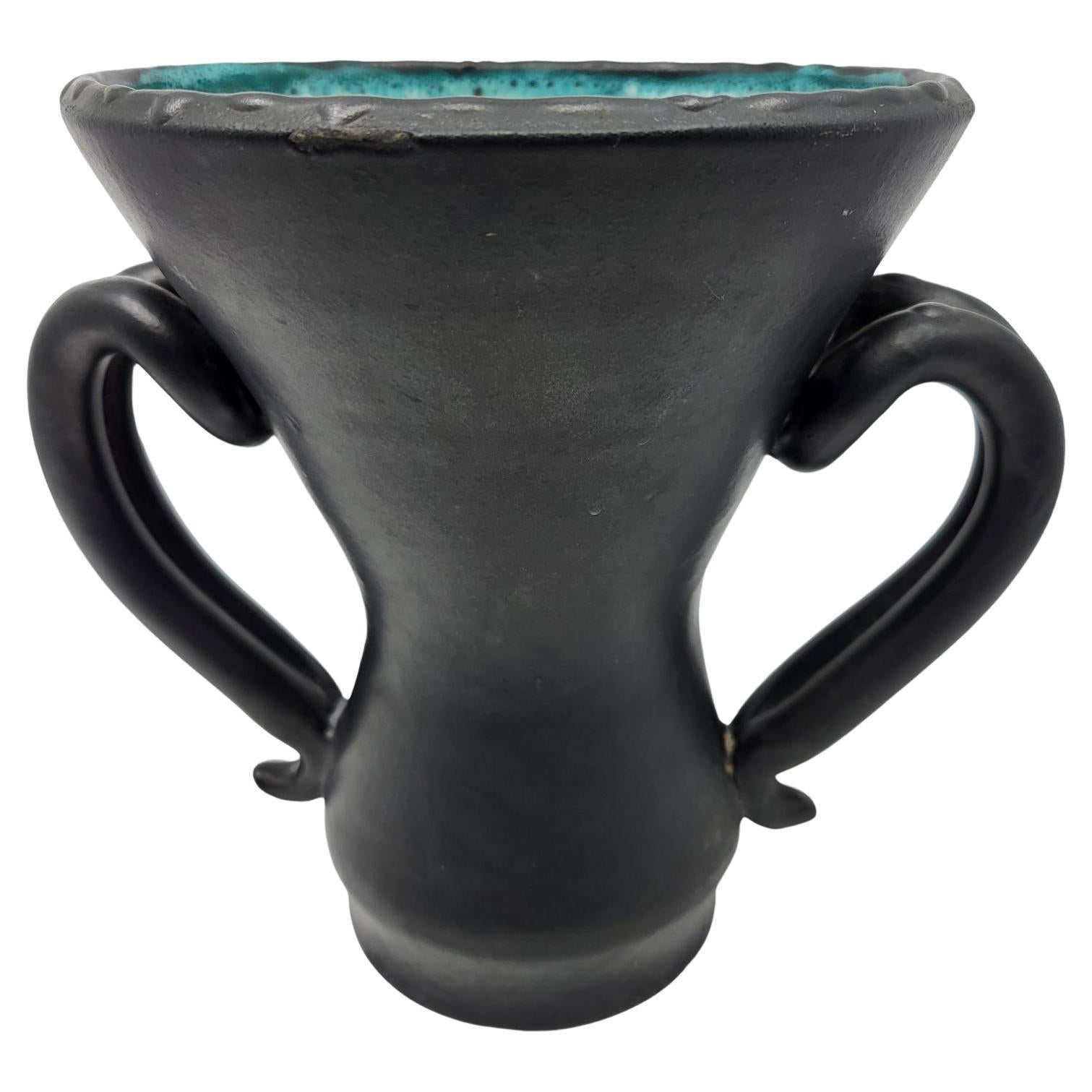 Vase à oreilles Jean Austruy en céramique noire Francais 1950 French Riviera