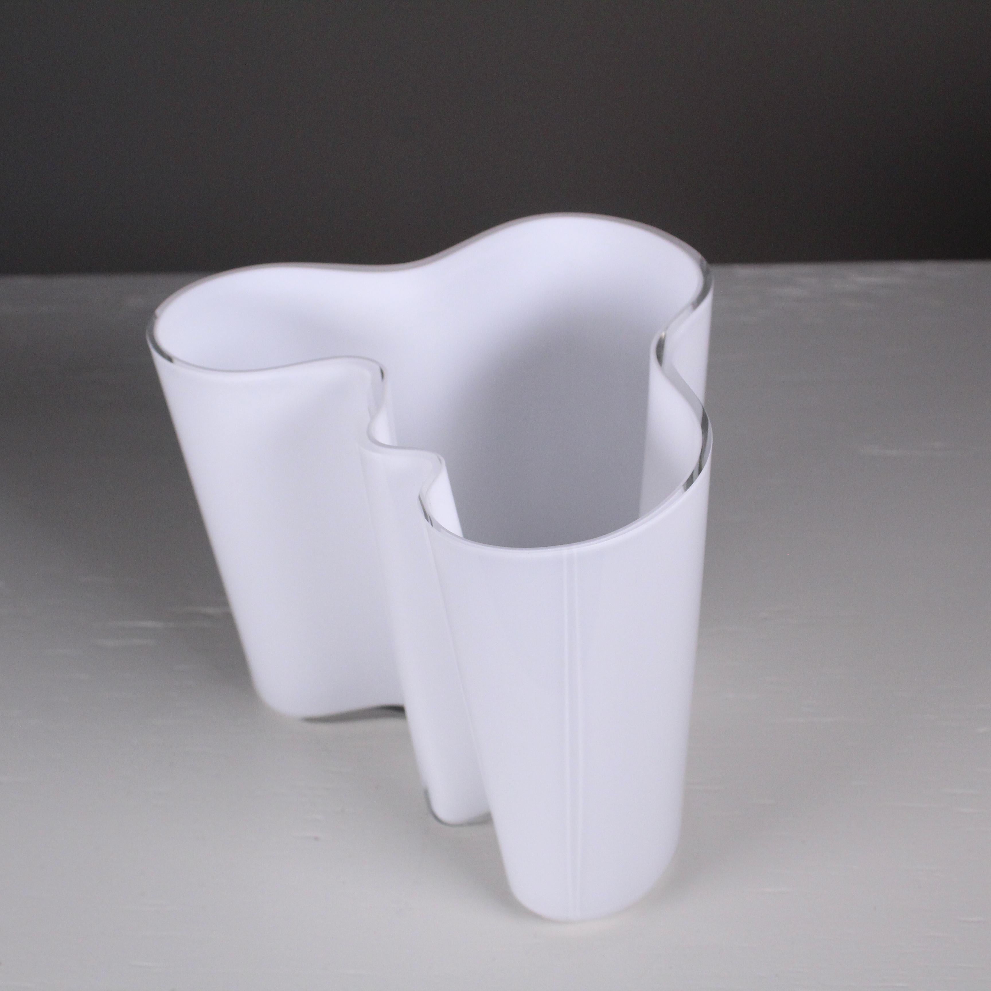 Das zeitlose Designerbe von Alvar Aalto zeigt sich in der ikonischen Vase Aalto, einem Klassiker aus den 1960er Jahren, der von Iittala hergestellt wird. In diesem fließenden Meisterwerk gehen Form und Funktion nahtlos ineinander über, wobei Aaltos