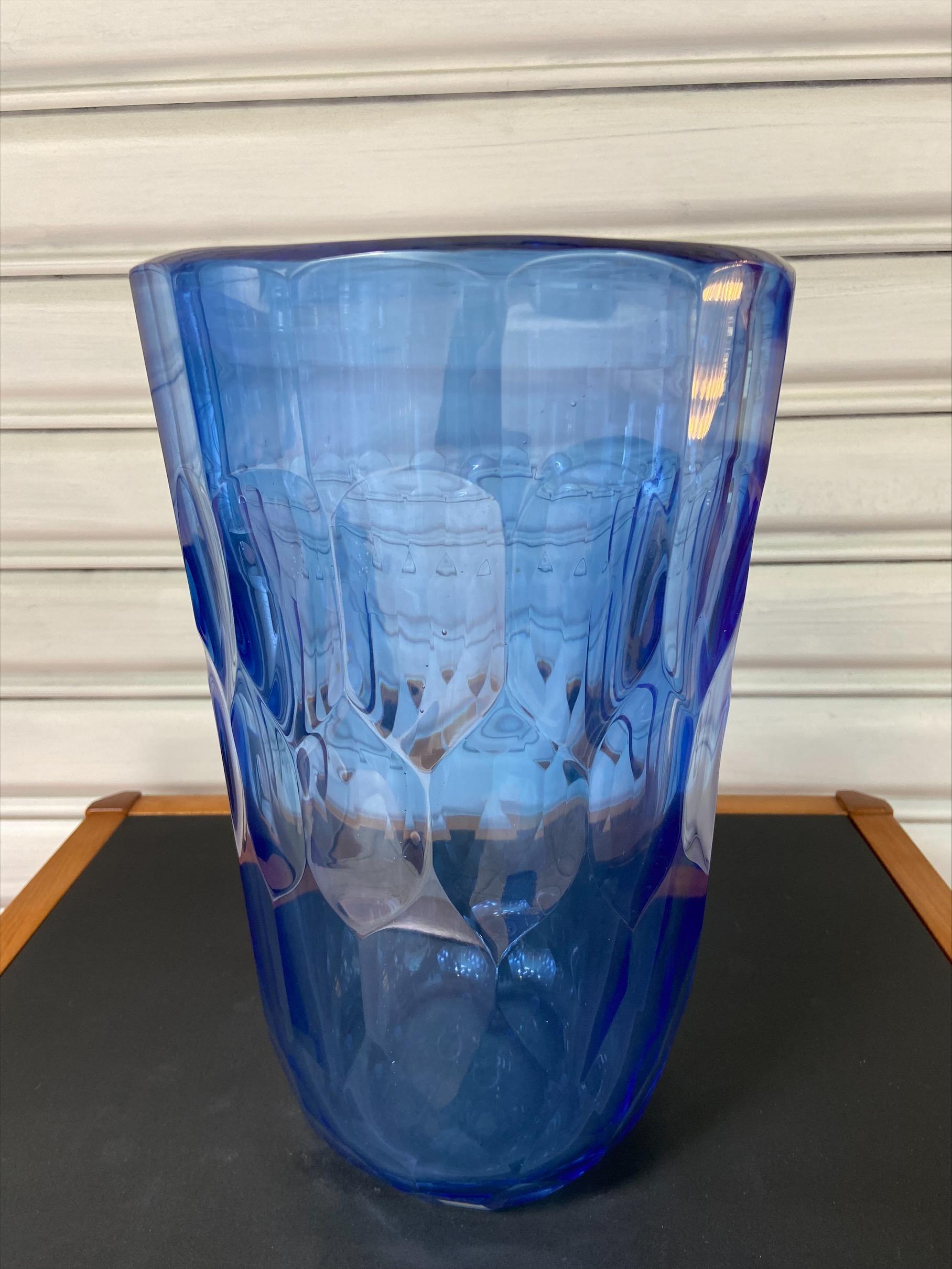 Vase - Alberto Dona.
Blue Murano glass.
Signed under the vase. 
Measures: H 40, 5 x D 26cm.
Circa 1980.
3200€.