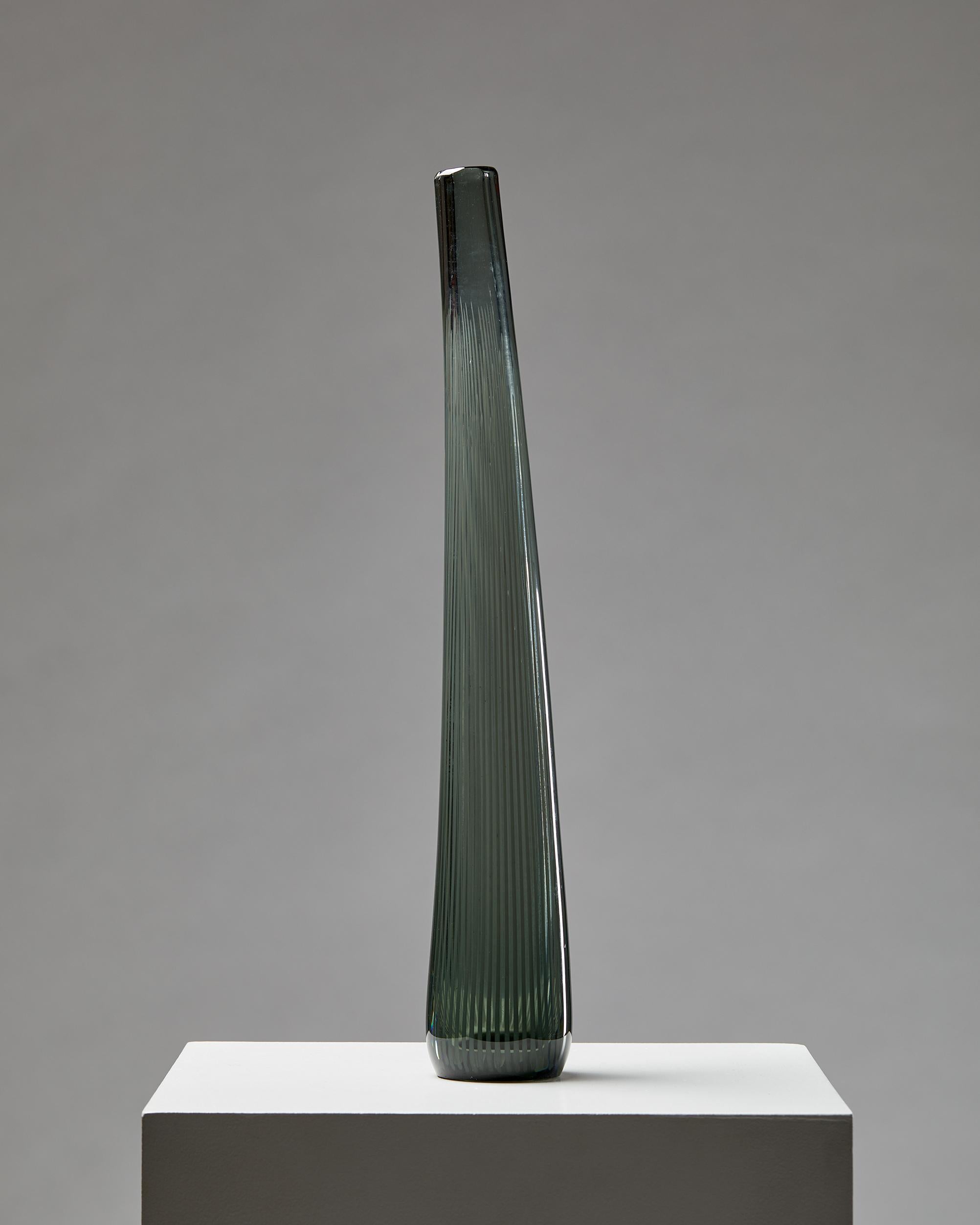 Jarrón, anónimo,
Suecia, años 50.

Vidrio.

Dimensiones: 
Altura: 52,5 cm/ 21