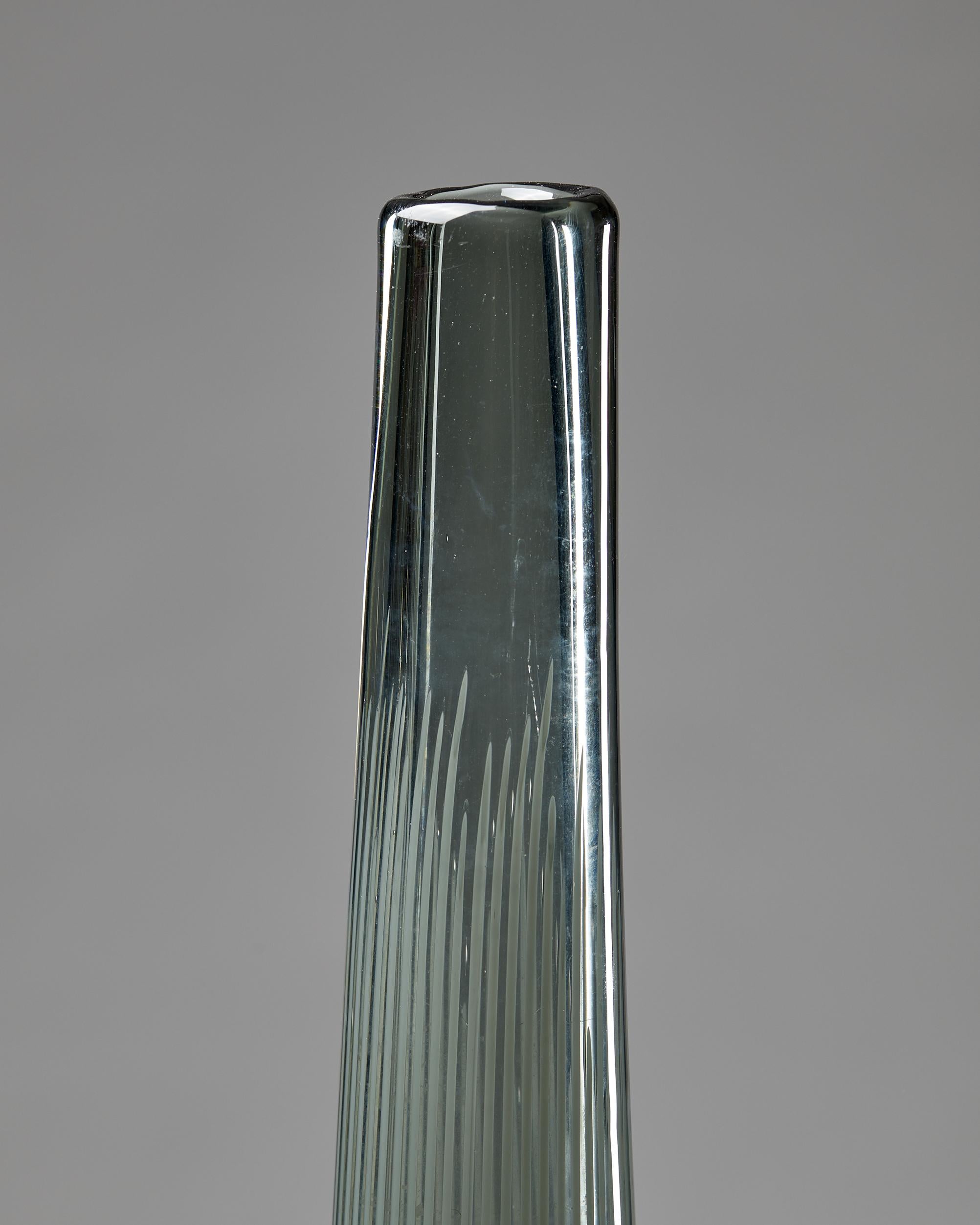 Jarrón sueco de mediados de siglo - Diseño de cristal acanalado alargado, años 50 Moderno de mediados de siglo en venta