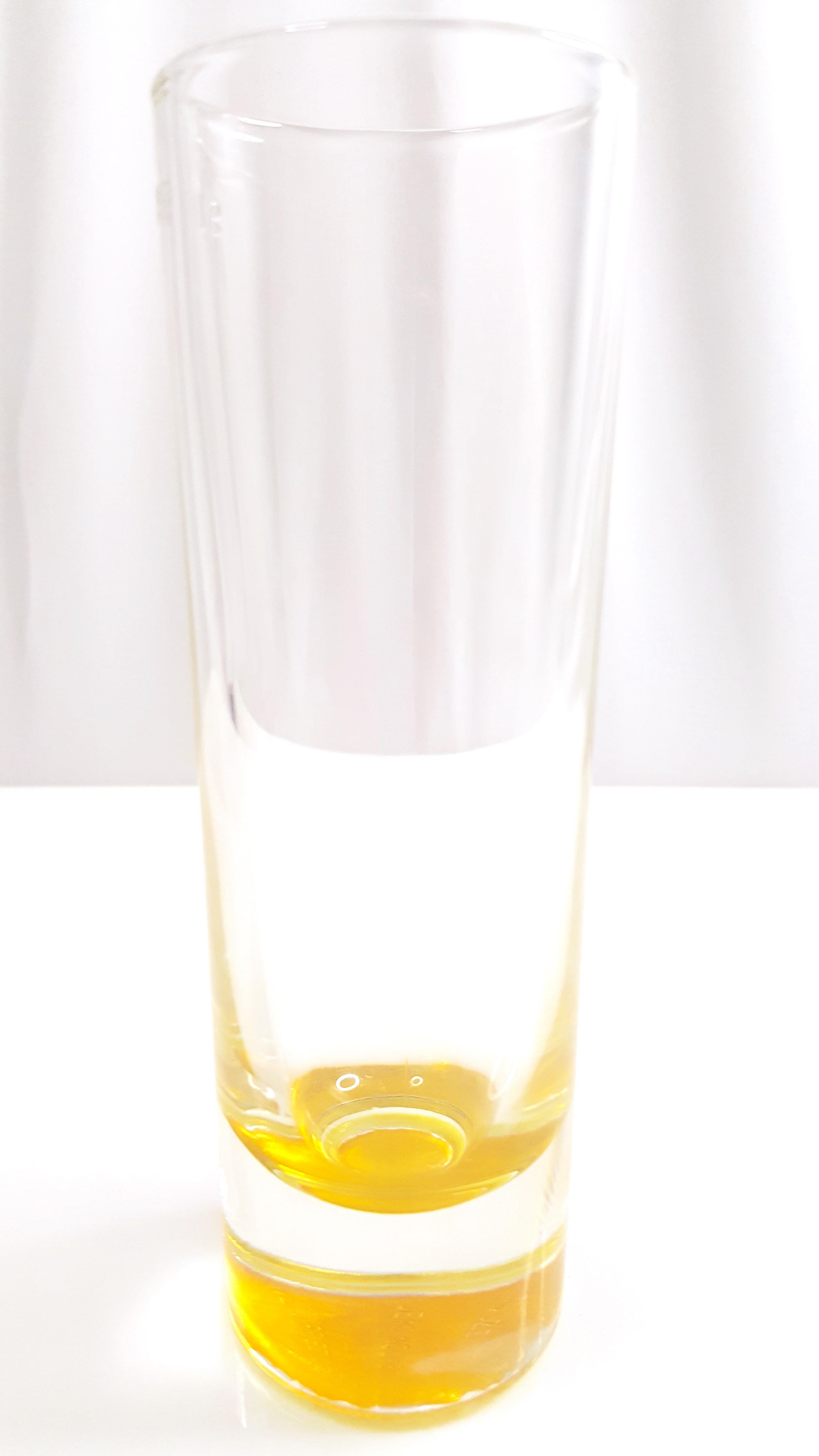 Der französische Architekt und Möbeldesigner Jean Nouvel wurde beauftragt, diese Vase oder dieses Aperitifglas mit gelbem Akzent für einen der ältesten und beliebtesten Kräuterliköre Frankreichs, Suze, zu entwerfen, einen Bitter aus Enzianwurzeln,