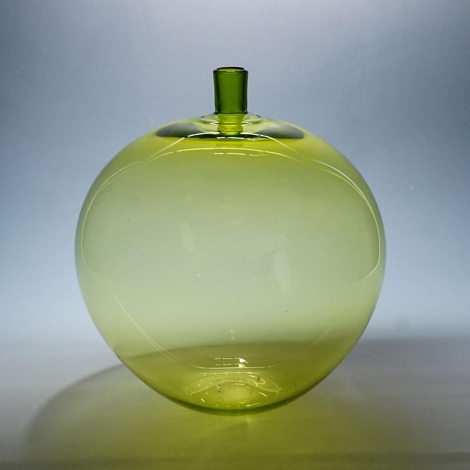 Vaso Apple disegnato da Ingeborg Lundin per Orrefors Svezia, 1955

Grande vaso EXPO Orrefors 'The Apple', disegnato da Ingeborg Lundin, Svezia, 1955, vetro incolore soffiato a bocca libera con sovrapposizione gialla. I vasi di mele erano difficili