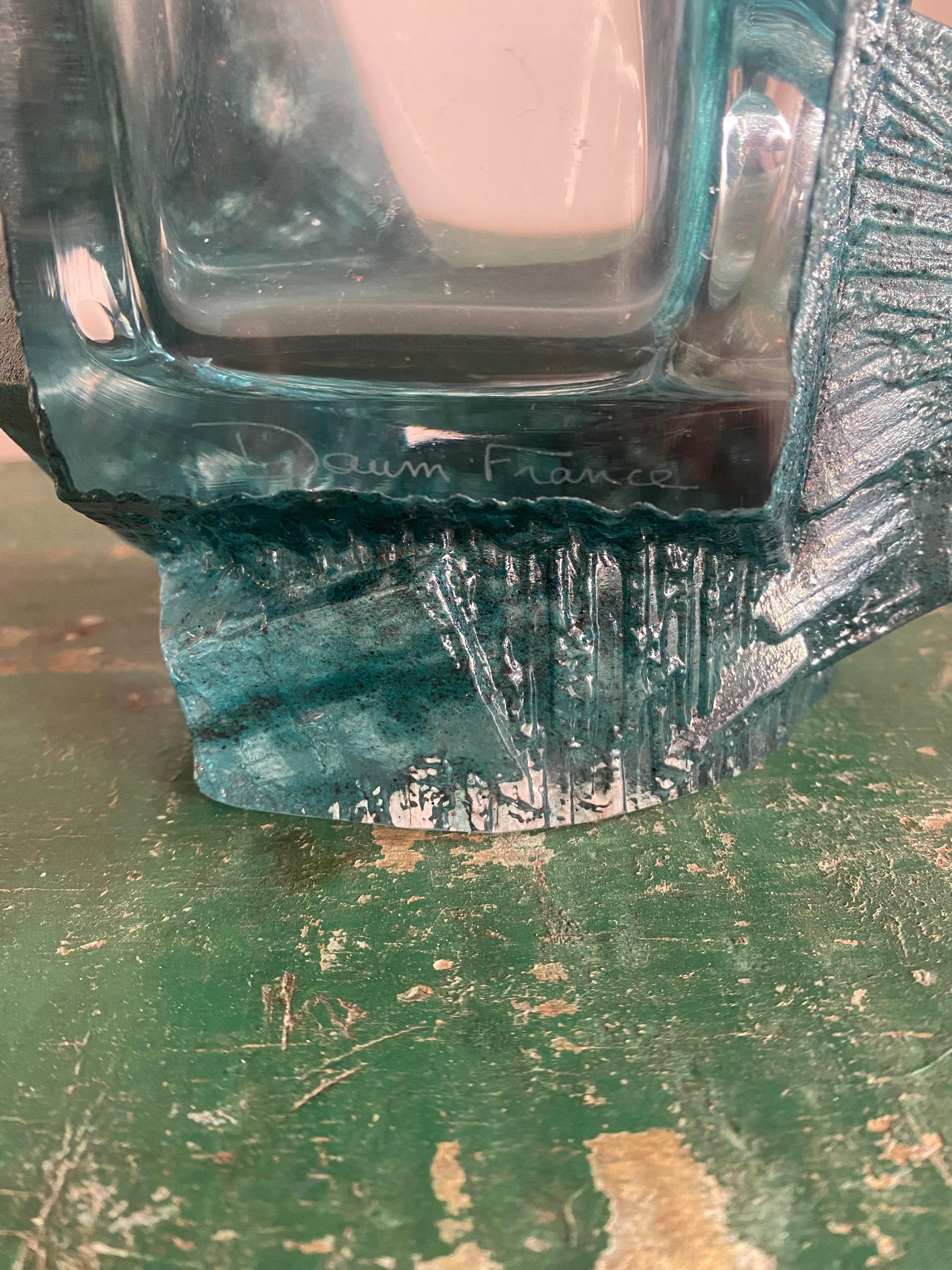 Vase modèle Argos en cristal et pâte de verre teintée bleue. Signé sur la base. Eclats à l'intérieur du col et un micro-éclat sur le bord d'un rectangle sur le devant.