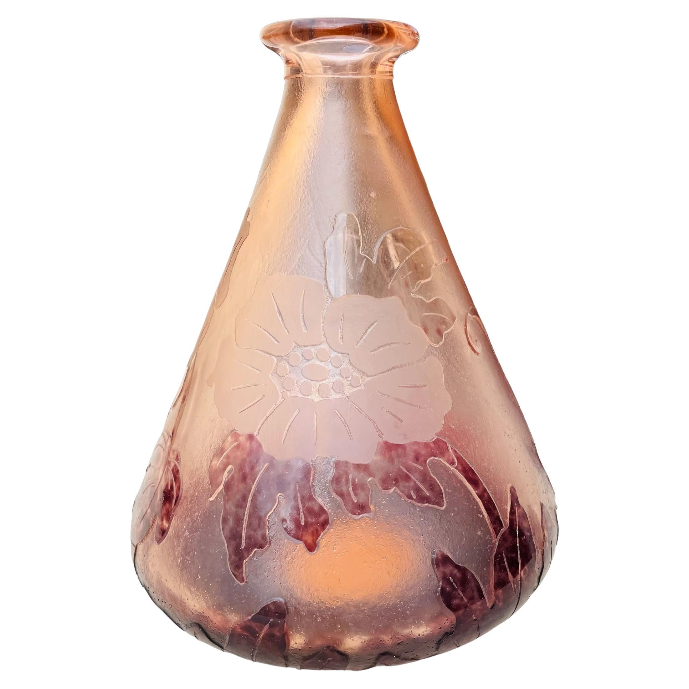 Art Deco Glass Vase by Charles Schneider - Le Verre Français
Circa 1930
Cameo glass, unreferenced decor
Signed 