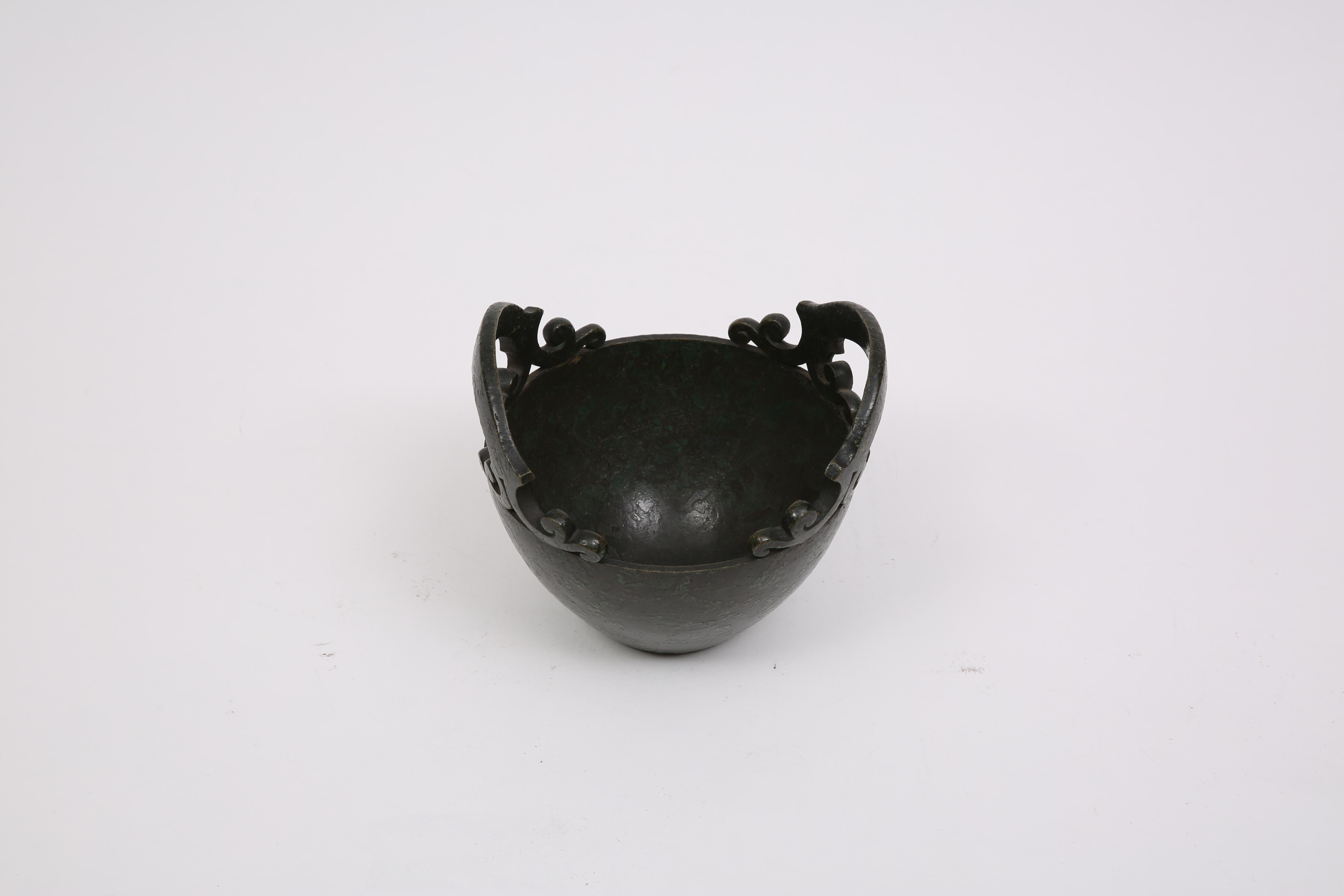 Vaso in ferro Art Déco, verde, patinato, prodotto da Christofle. Firmato Christofle, 10A

Francia, CIRCA 1930.
