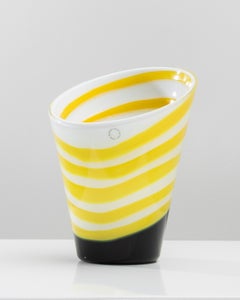 Vase "Asimmetrico" conçu par Gianni Versace pour Venini Murano, Italie