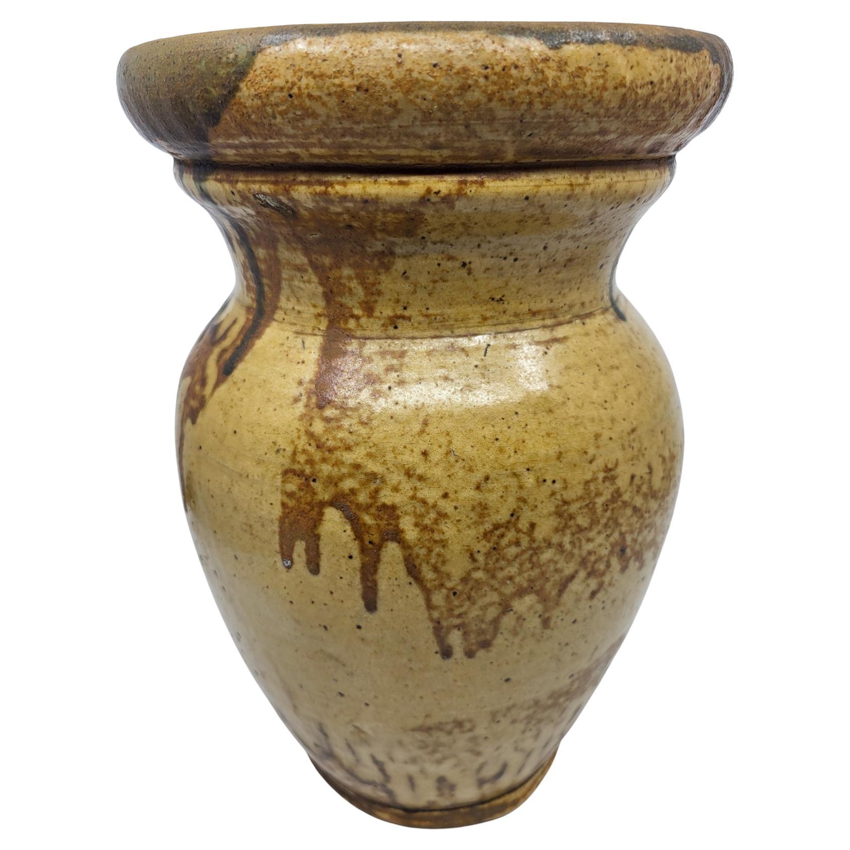 Diese Vase aus Keramik des Ateliers Primavera, Frankreich, zeichnet sich durch eine sehr große Höhe von 29 cm und einen Durchmesser von 18 cm aus. Trotz seines hohen Alters befindet er sich in einem hervorragenden Zustand und zeugt von der
