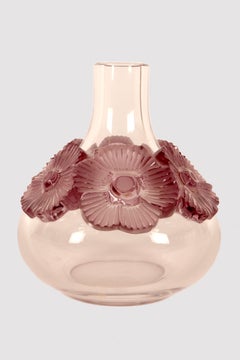 Vase « Atossa » de Lalique, en cristal orné de fleurs de lavande appliquées à chaud, France, 1972.