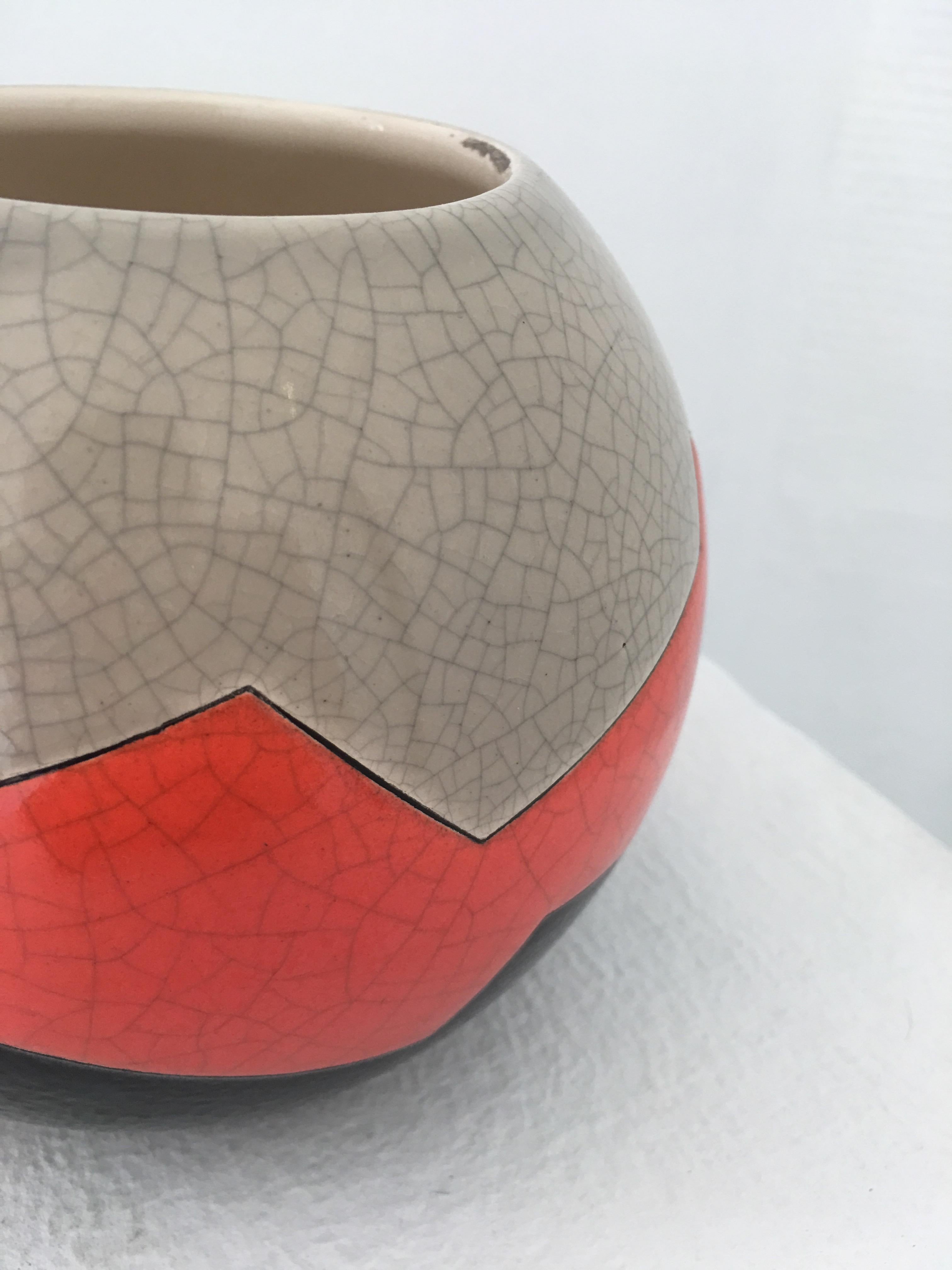 Céramique Vase Ball du céramiste français J. Suzor à motif géométrique, glaçure craqueling, Longwy en vente