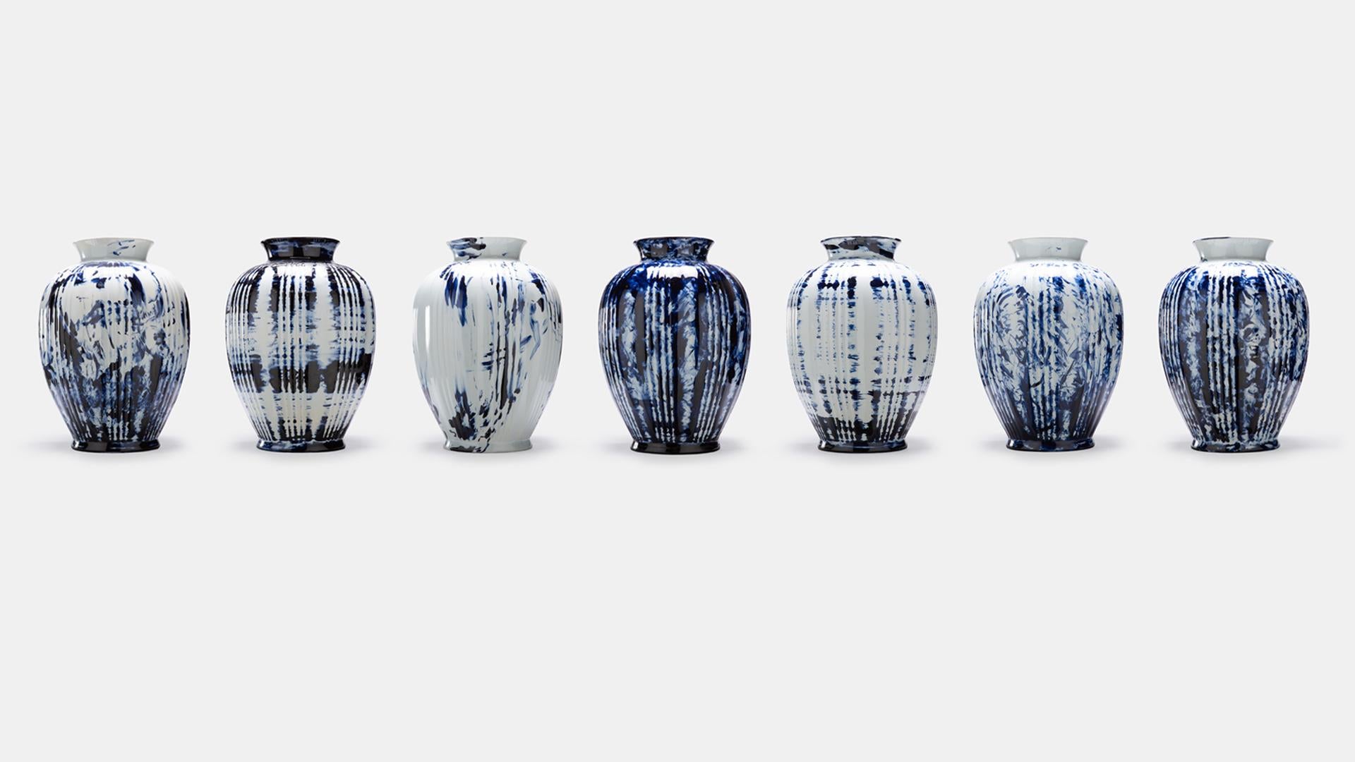 One minute delft blue - vase big est disponible en tant qu'édition personnelle exclusive, le Label de Marcel portant des œuvres de nature plus personnelle et expérimentale. Les pièces de la série Delft Blue sont uniques et illimitées grâce à la