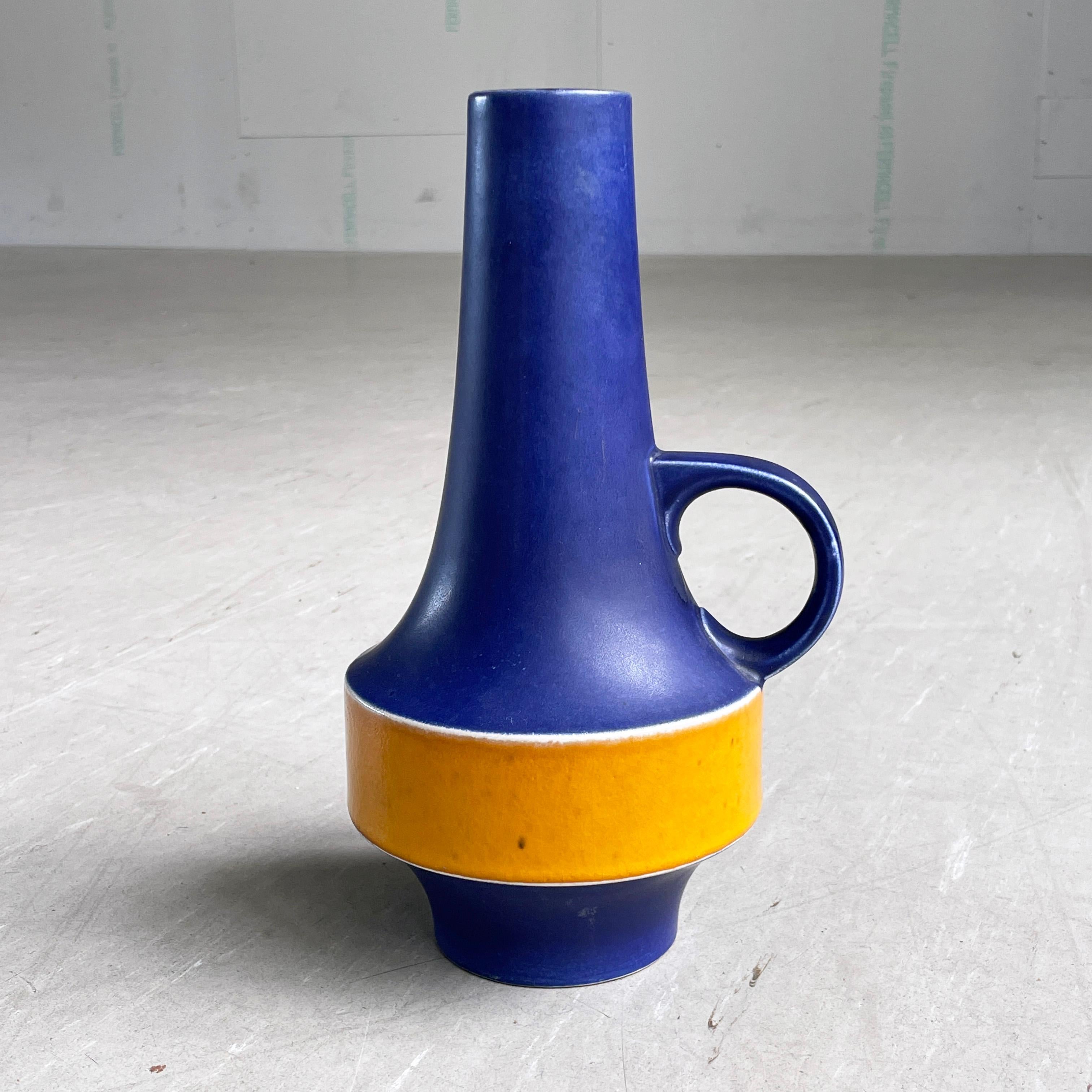 Vaso austriaco (ceramica della Germania occidentale) di fine anni '60 - metà anni '70 con smalto blu e giallo/arancio. Numerato sulla base: Austria 1525 - 28
Prodotto in Austria per Carstens Keramik, Germania (anni '60)
Misure: 28 cm
Condizioni: