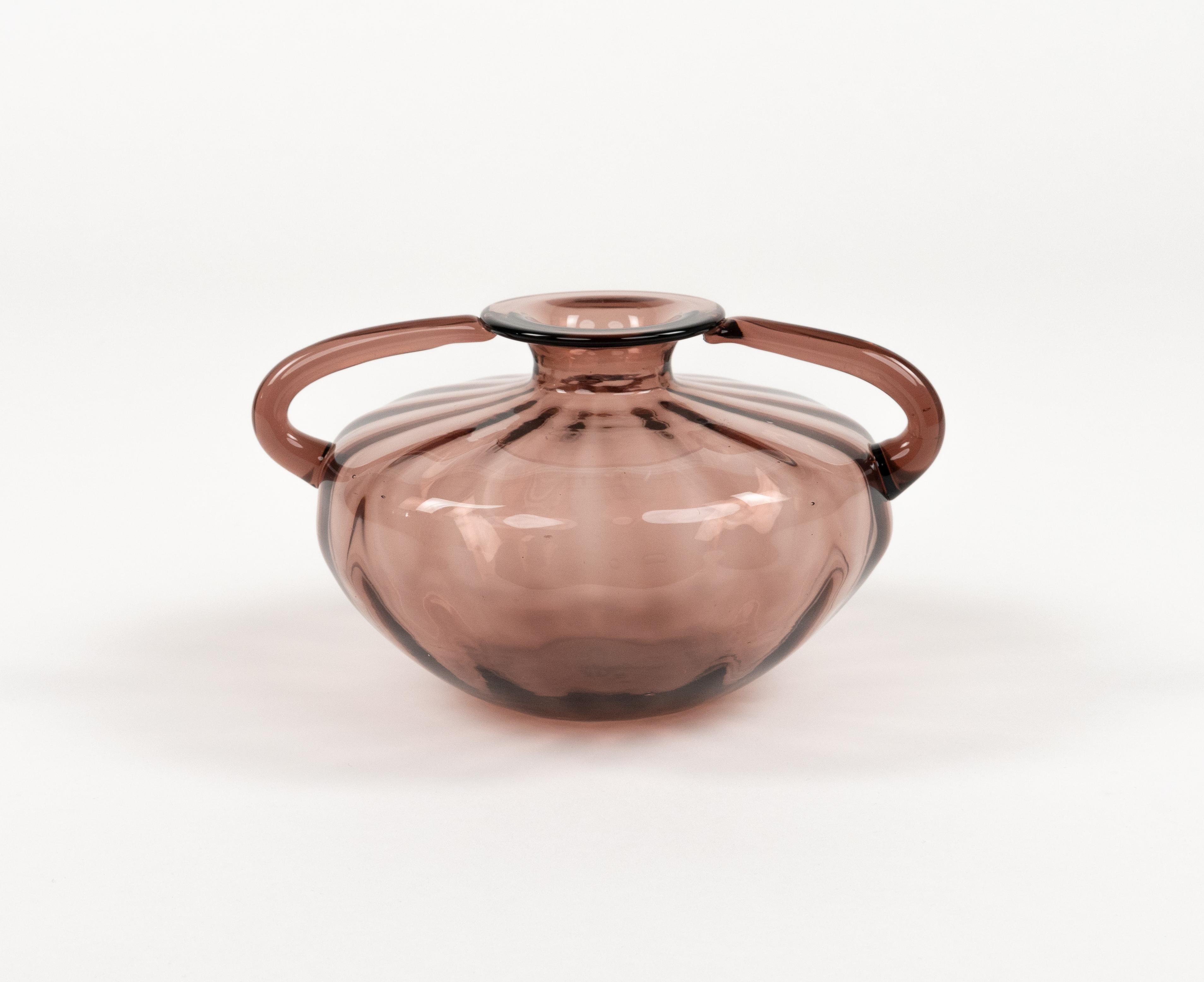 Superbe vase en verre soufflé de Murano de couleur pourpre avec une large ouverture et des poignées appliquées, attribué à Vittorio Zecchin.

Fabriqué en Italie dans les années 1940.

Peintre et artiste de Murano intéressé par les arts décoratifs,
