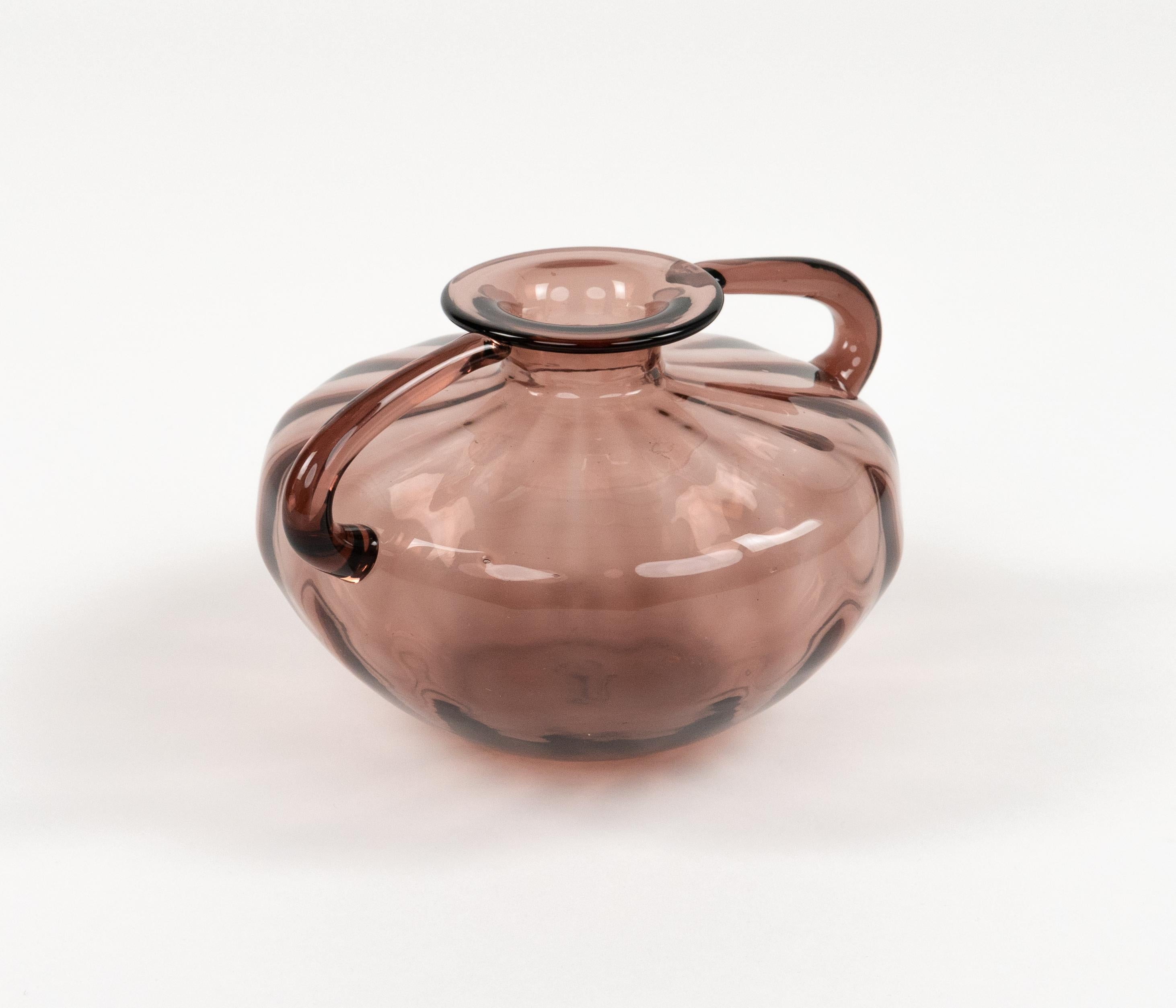 Milieu du XXe siècle Vase soufflé avec poignées de style Vittorio Zecchin, Italie, années 1940 en vente