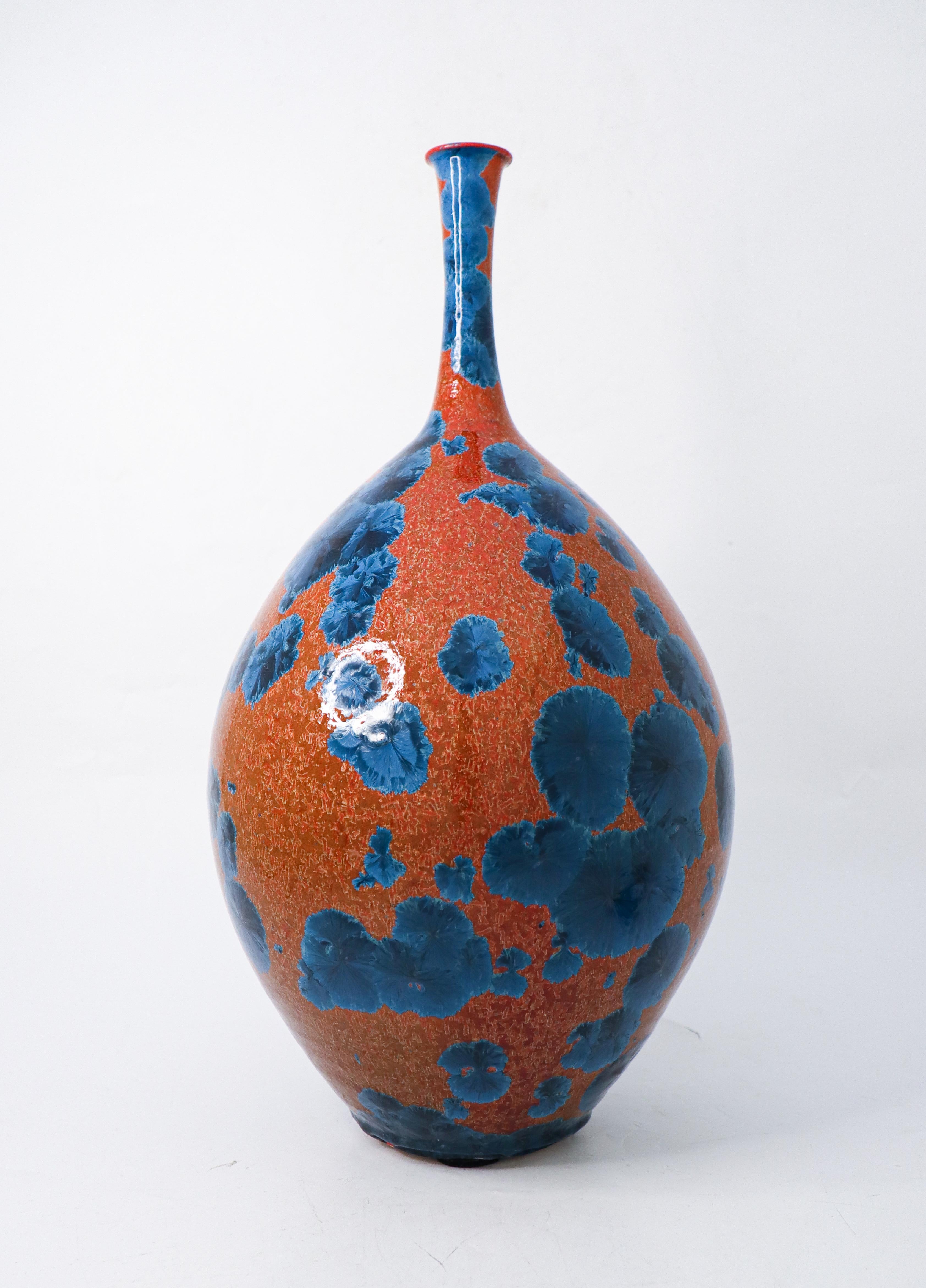 Eine einzigartige Vase in rot/brauner Farbe mit blauer kristalliner Glasur, die der zeitgenössische schwedische Künstler Isak Isaksson in seinem eigenen Studio geschaffen hat. Die Vase ist 44 cm (17,6