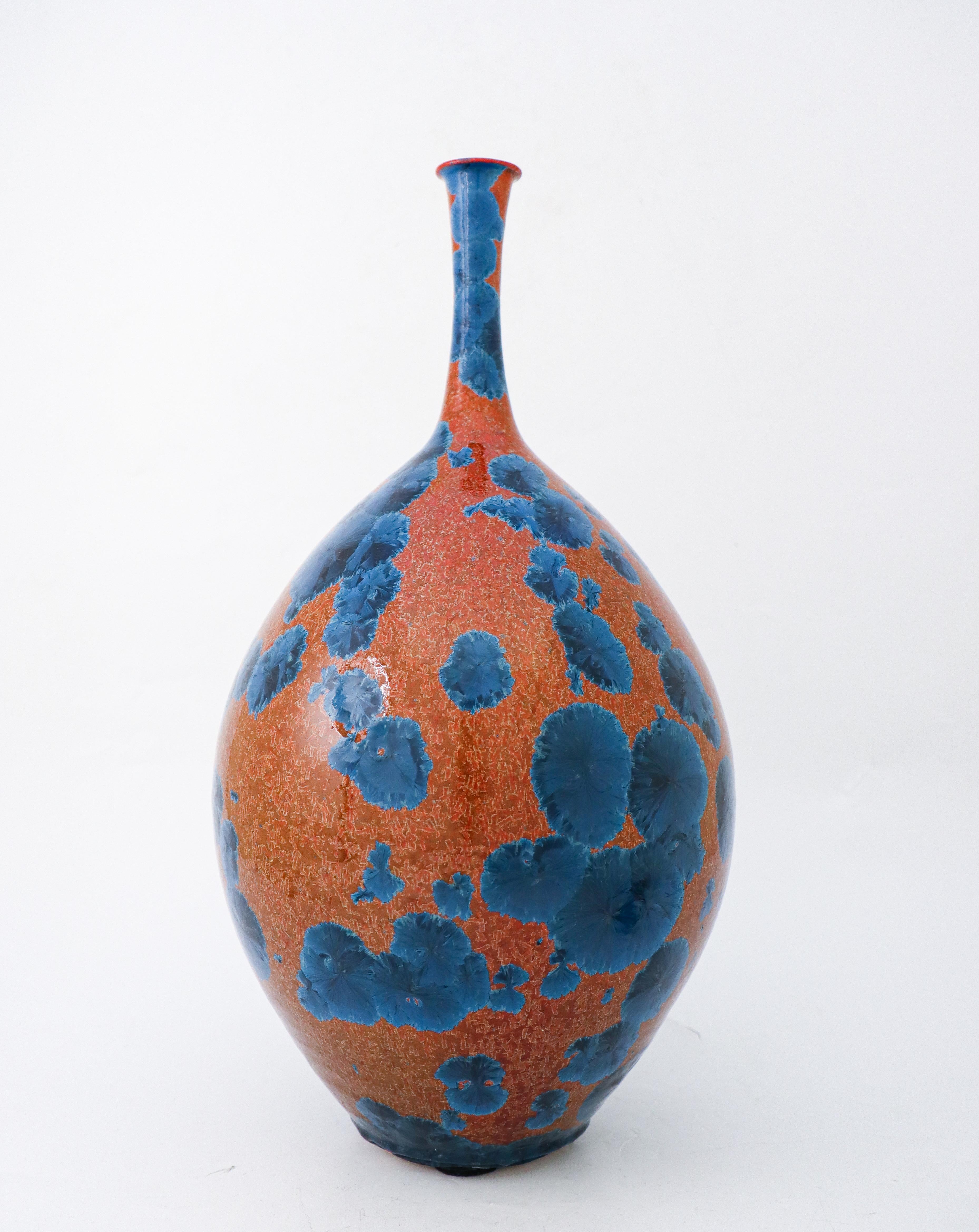 Vase mit roter und blauer Kristallglasur Isak Isaksson Zeitgenössische schwedische Keramik (Schwedisch) im Angebot
