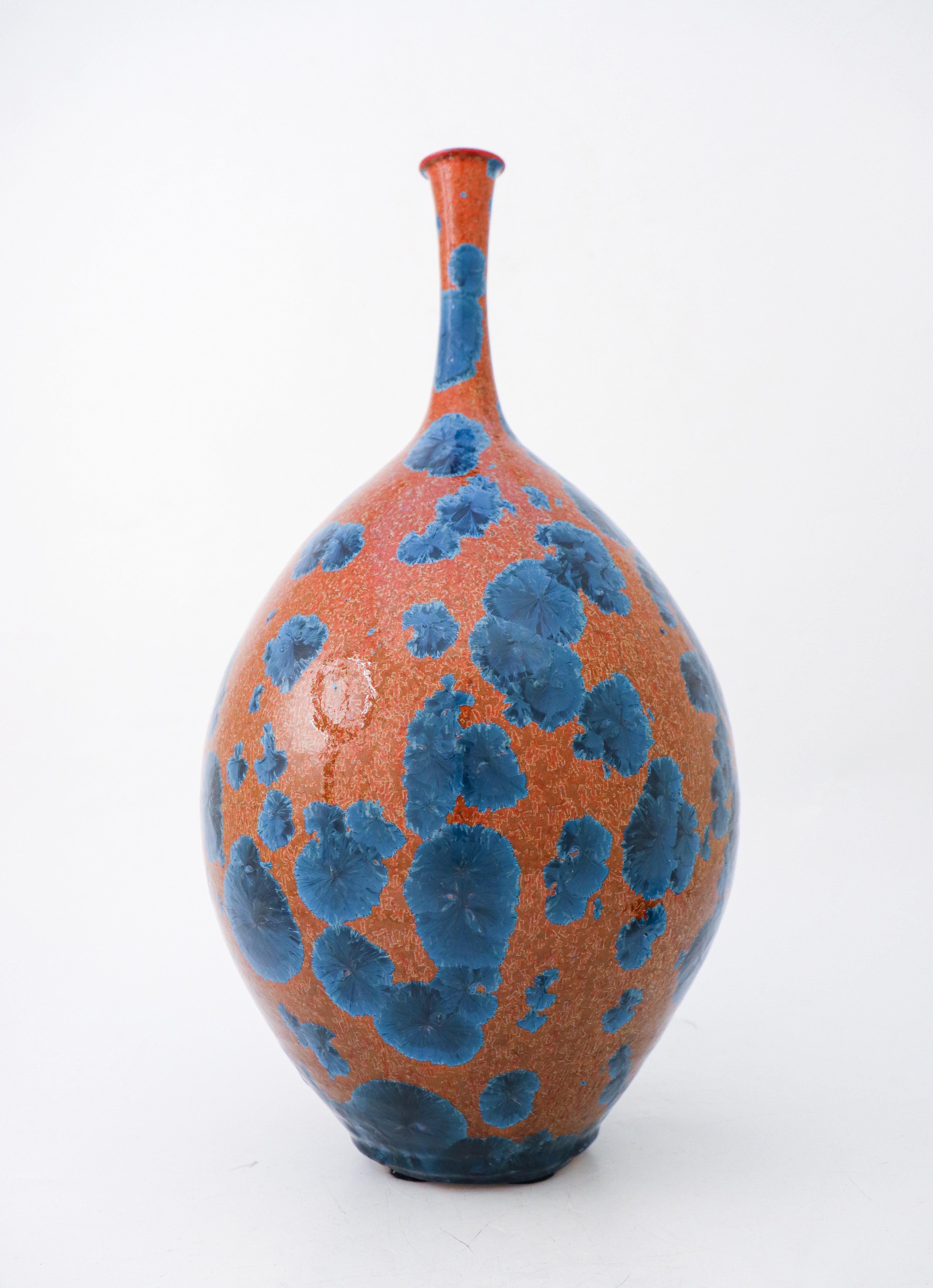 Vase mit roter und blauer Kristallglasur Isak Isaksson Zeitgenössische schwedische Keramik (21. Jahrhundert und zeitgenössisch) im Angebot