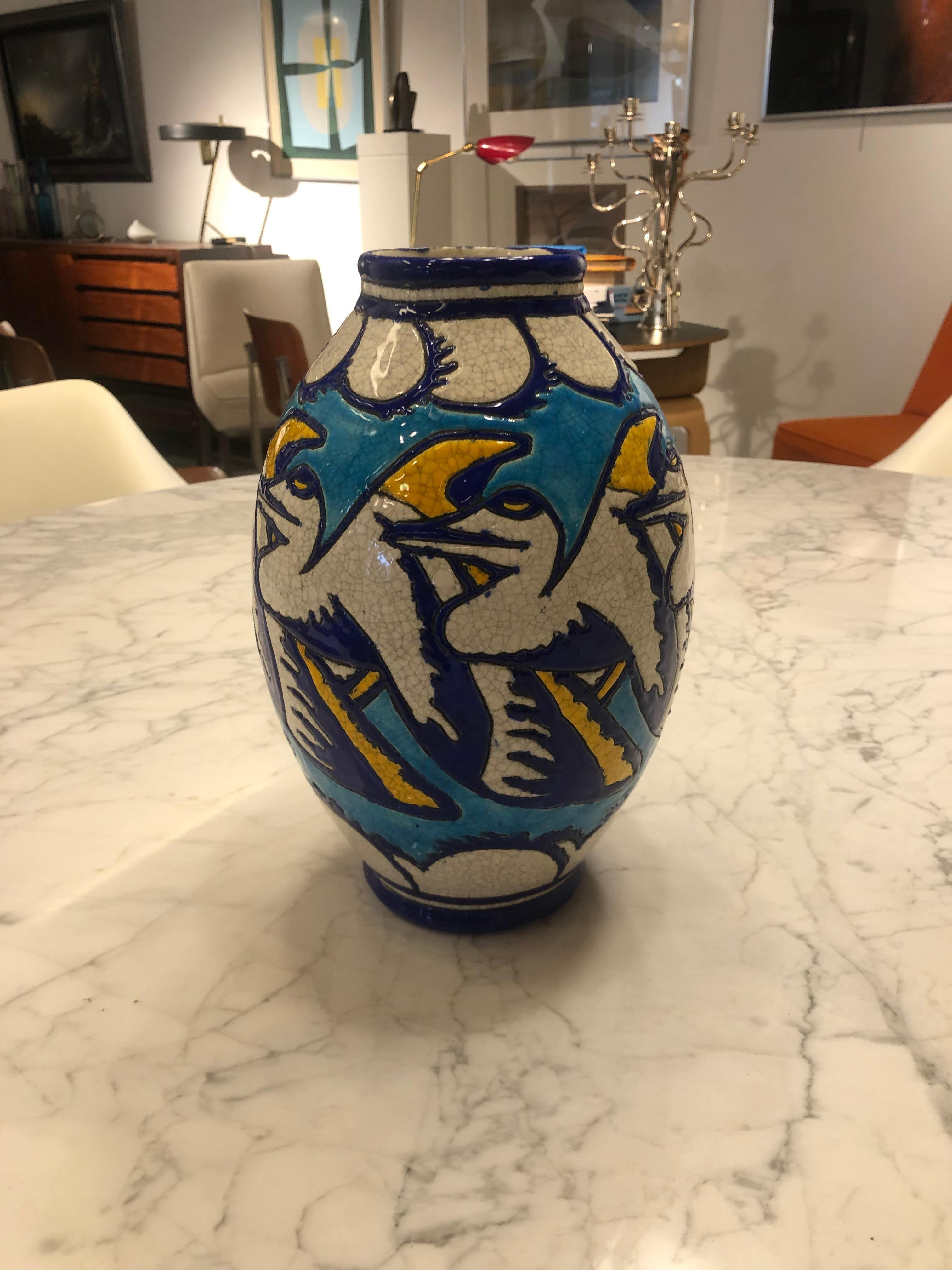 Vase art déco animalier de Charles Catteau pour Boch frère Keramis à La Louvière.
Décor D982
Pelican stylisé.