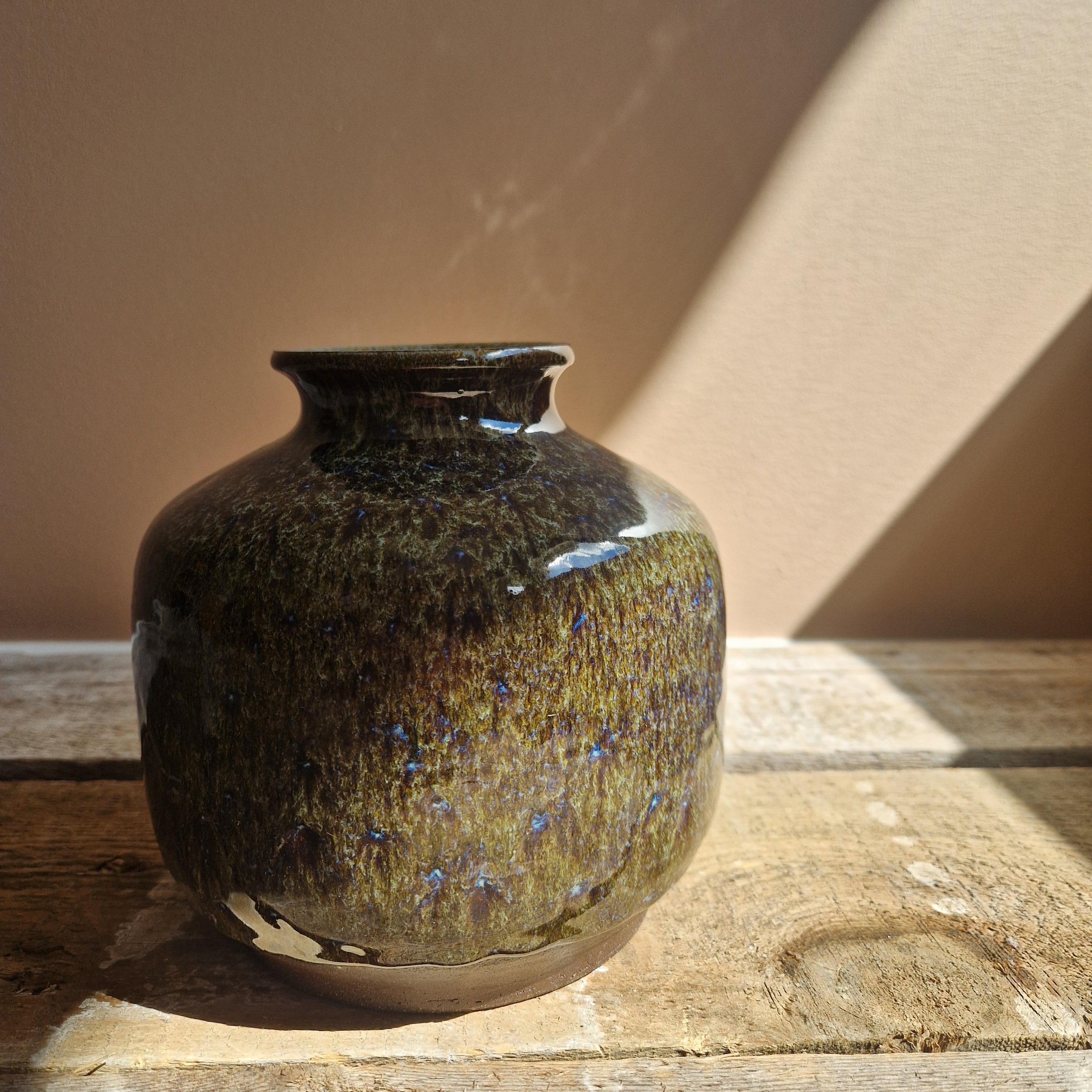 Un grande vaso in ceramica smaltata realizzato da Bror Börsum negli anni '60. Firmato. Un bellissimo smalto di pelliccia di lepre con macchie di blu su una base di verde.
Ottime condizioni.