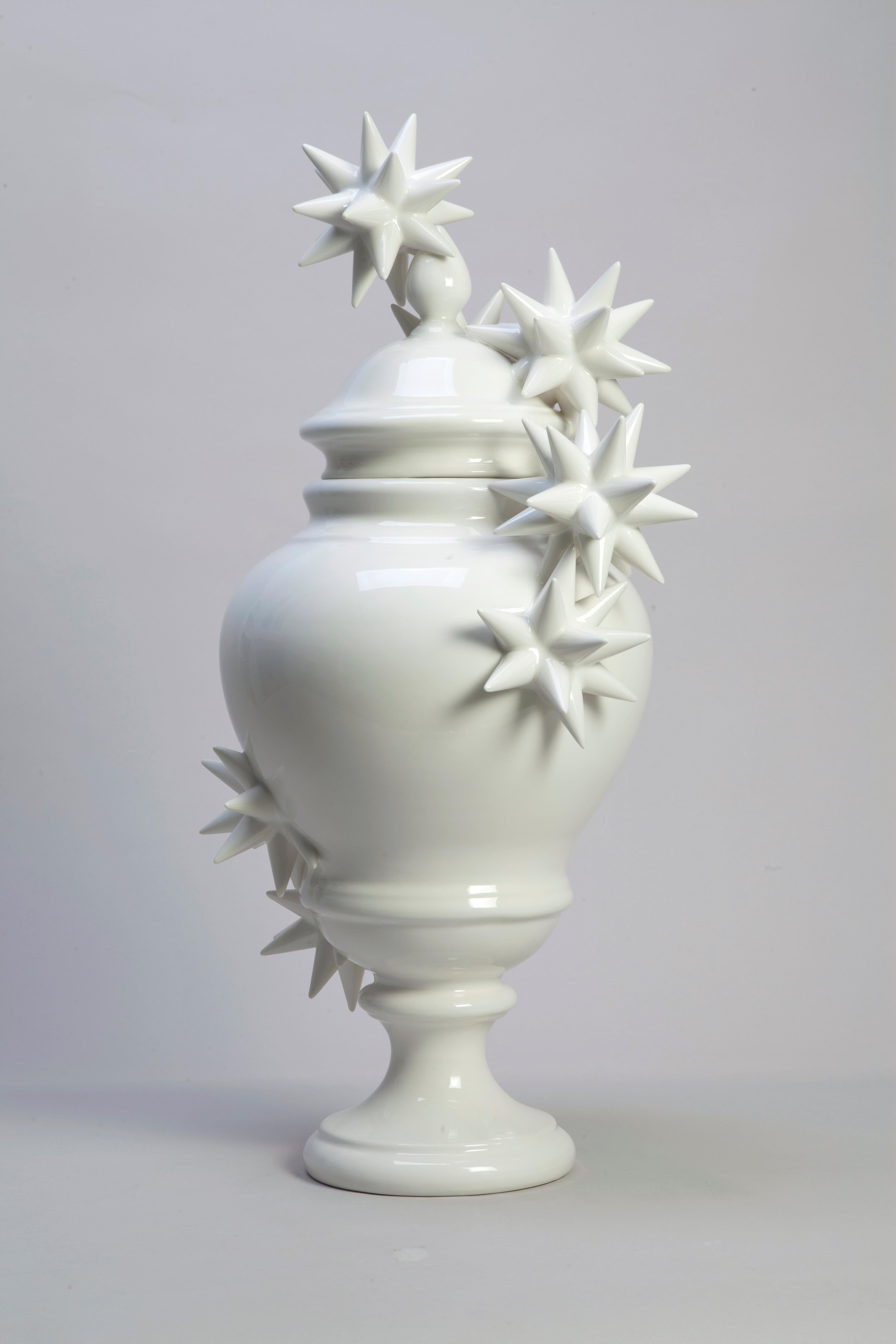 Weiße Vase mit Sternen, Einzelstück, 2017, glasiertes Steingut, 36 x 76 cm hoch. Einzigartiges, vom Künstler signiertes Stück. 

Andrea Salvatori (Italien, 1975) ist ein bildender Künstler, der mit Keramik arbeitet, um ironische und witzige