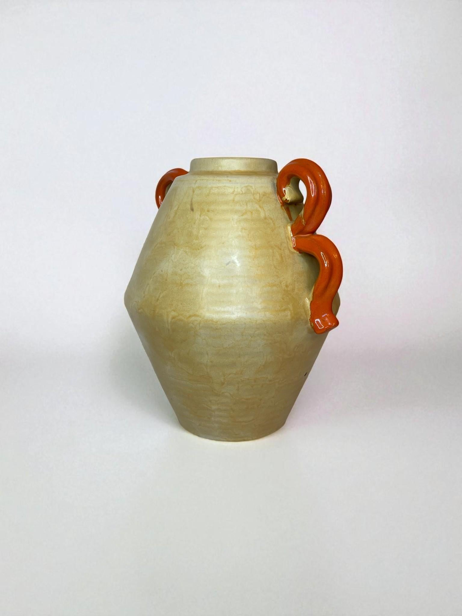 Description :
Exceptionnel vase en grès conçu par Anna-Lisa Thomson pour Upsala-Ekeby en 1935. Produite à quelques exemplaires seulement cette année-là, cette pièce témoigne du sens raffiné de Thomson pour les formes et les glaçures. Le vase