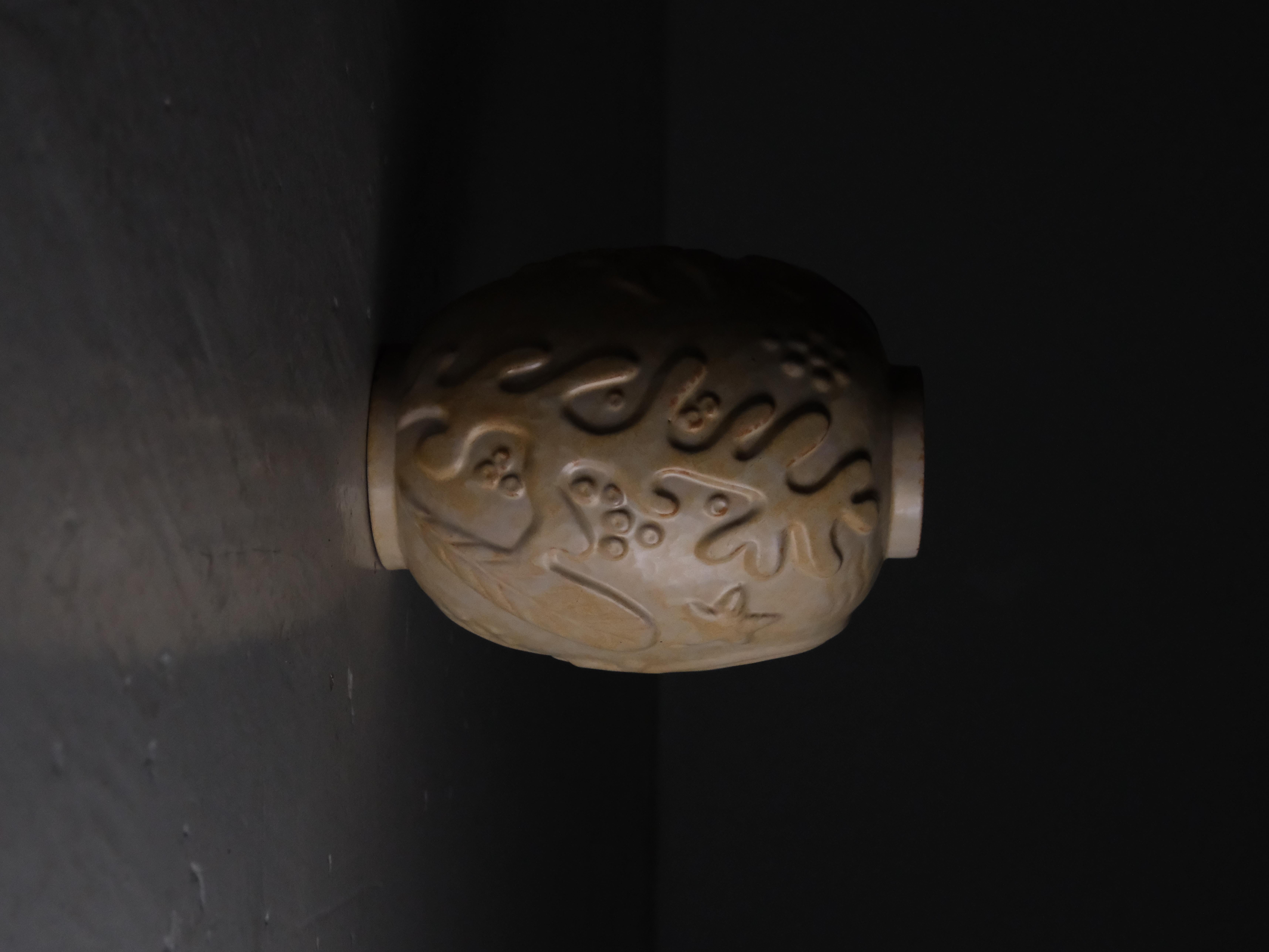 Bellissimo vaso in terracotta disegnato da Anna-Lisa Thomson per Upsala Ekeby, Svezia, negli anni '40. 

Di buone dimensioni con motivo di paesaggio marino. Smalto bianco sporco con una punta di giallo. 