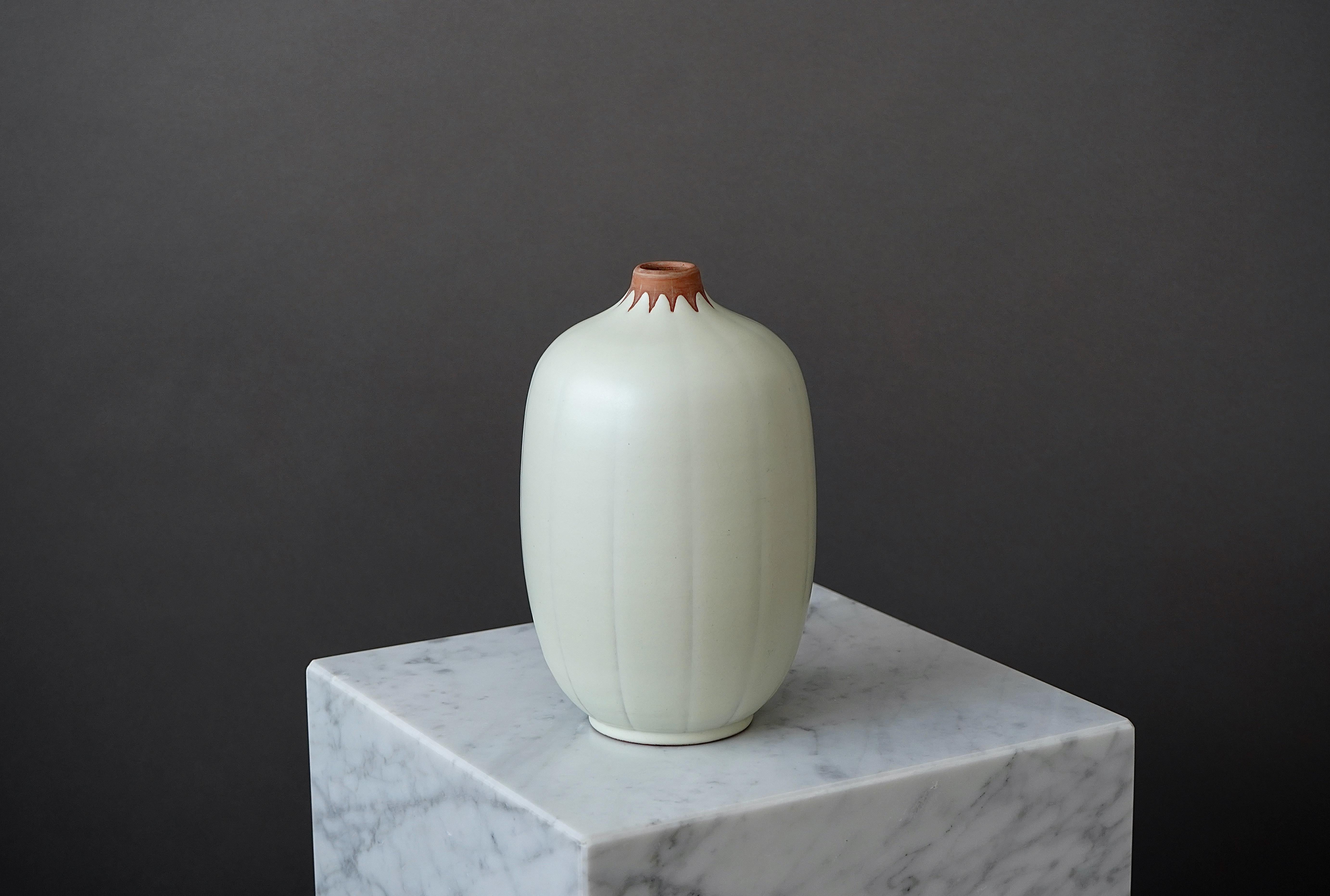 Eine schöne und seltene Vase von Anna-Lisa Thomson für Upsala Ekeby, Schweden, 1940er Jahre.

Ausgezeichneter Zustand. 
Eingeprägt 'EKEBY' und '18'.

Anna-Lisa Thomson (1905-1952) wurde in der südschwedischen Stadt Karlskrona geboren. Sie erhielt