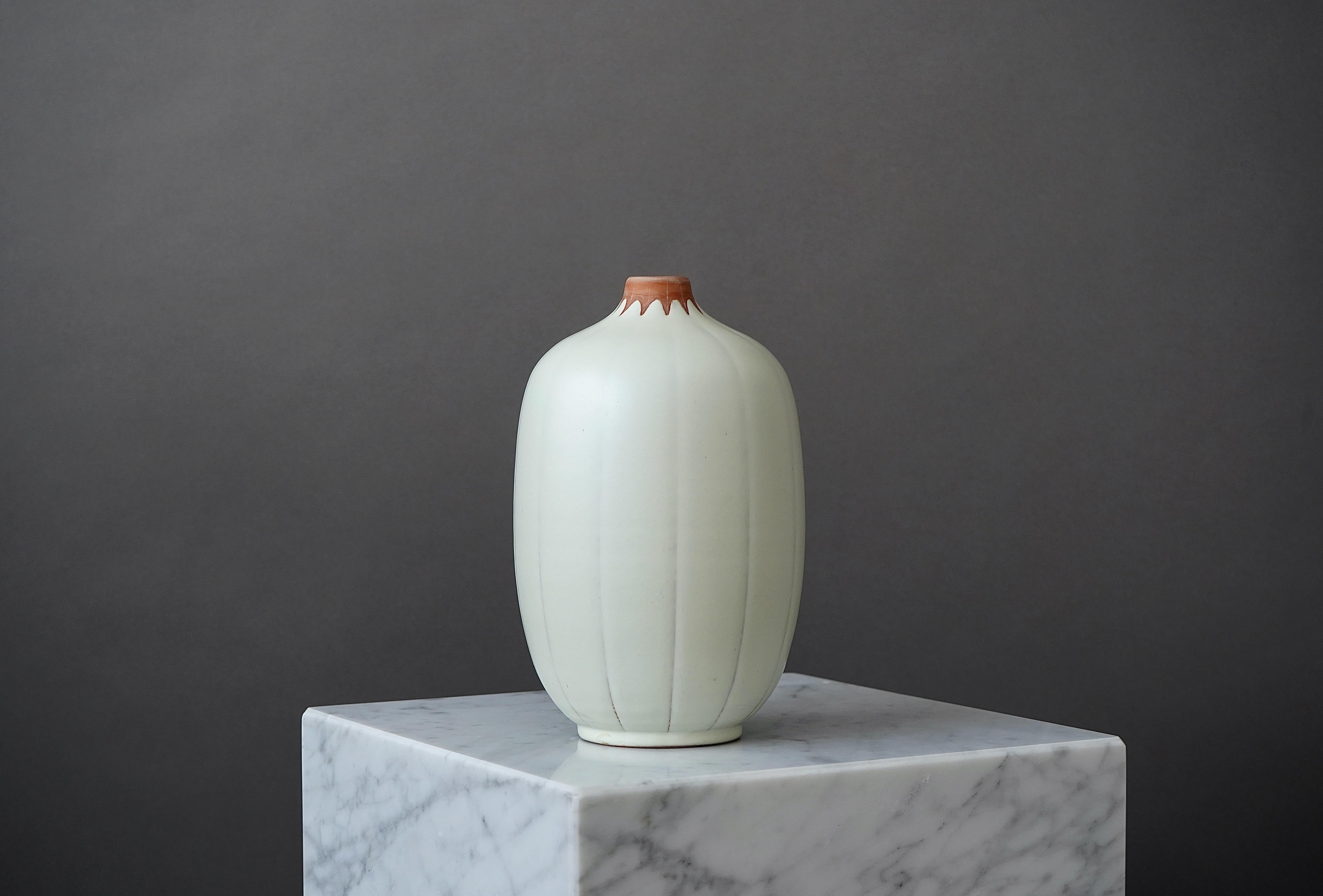 Vase by Anna-Lisa Thomson. Upsala Ekeby, Sweden, 1940s In Good Condition For Sale In Malmö, SE