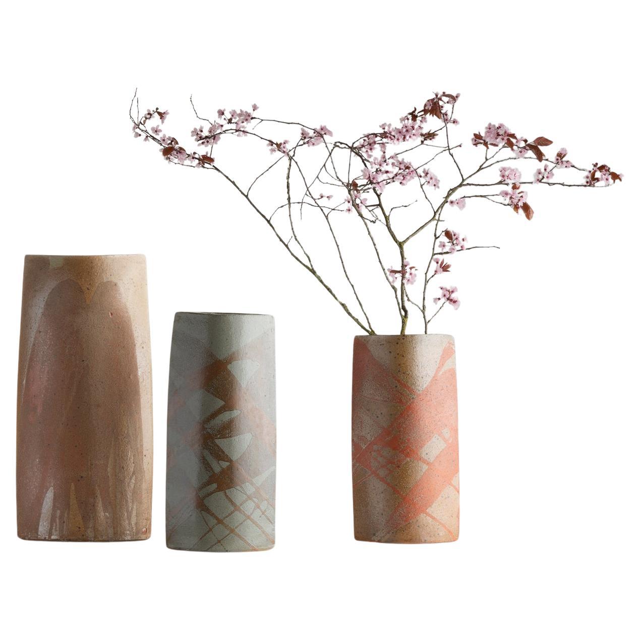 Ces vases en grès d'Antoine de Vinck combinent des tons de terre avec des motifs géométriques subtils. Leurs formes minimalistes laissent parler la texture naturelle de l'argile, créant une présence sereine et intemporelle.