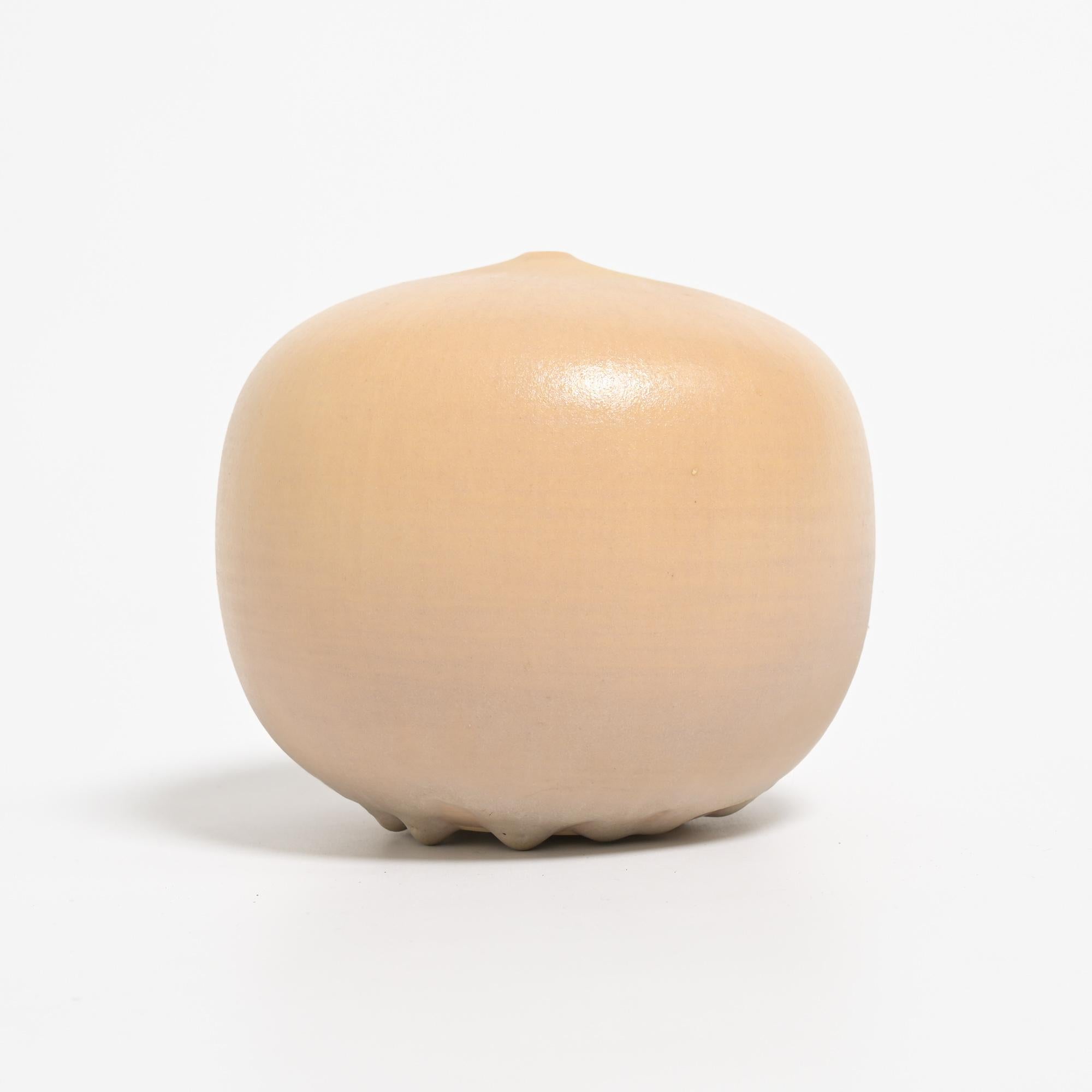 Questo bellissimo vaso sagomato è stato realizzato dal ceramista belga Antonio Lampecco.
La forma e la smaltatura lo rendono un pezzo d'arte.
Questo vaso è in ottime condizioni.
Antonio Lampecco è nato a Minuccianio, in Italia, nel 1932. Da giovane