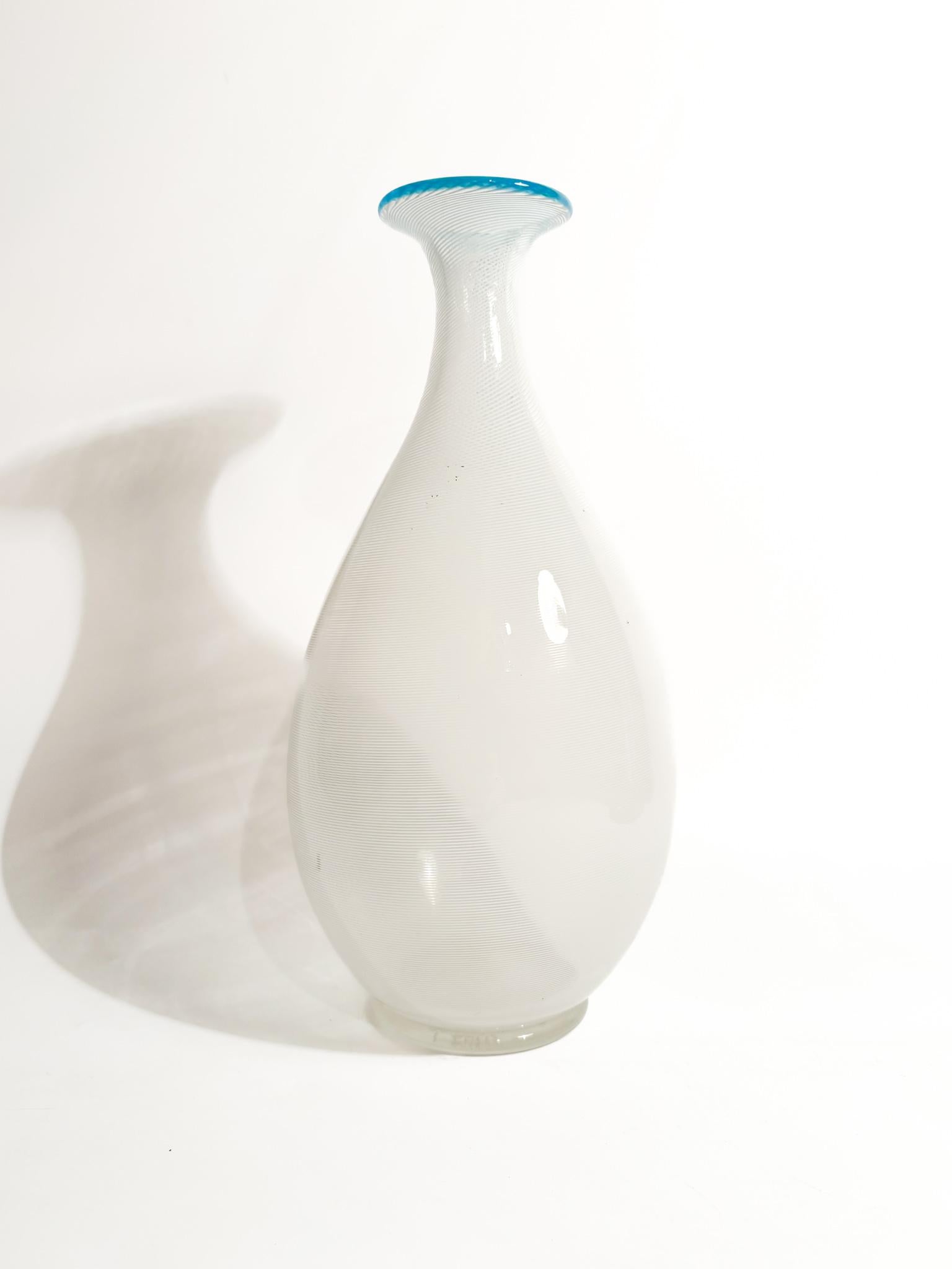 Vase aus weißem und hellblauem Murano-Glas mit filigranen Verzierungen, hergestellt von Barovier & Toso in den 1950er Jahren

Ø 11 cm h 25,5 cm

Barovier & Toso ist ein renommiertes italienisches Unternehmen, das sich auf Luxusleuchten aus