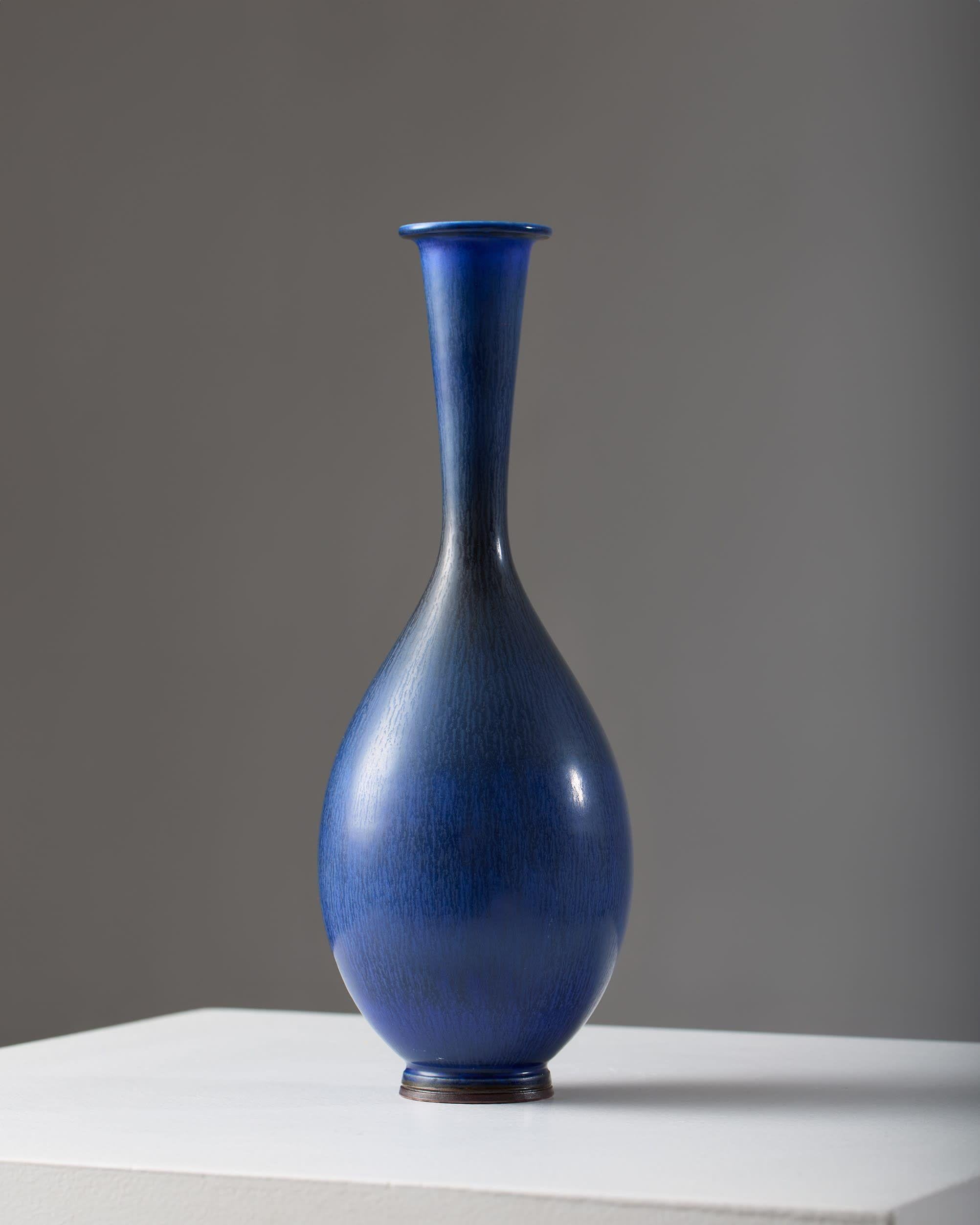 Vaso di Berndt Friberg per Gustavsberg
Svezia, 1973

Firmato.

H: 25 cm
Diametro: 8,5 cm