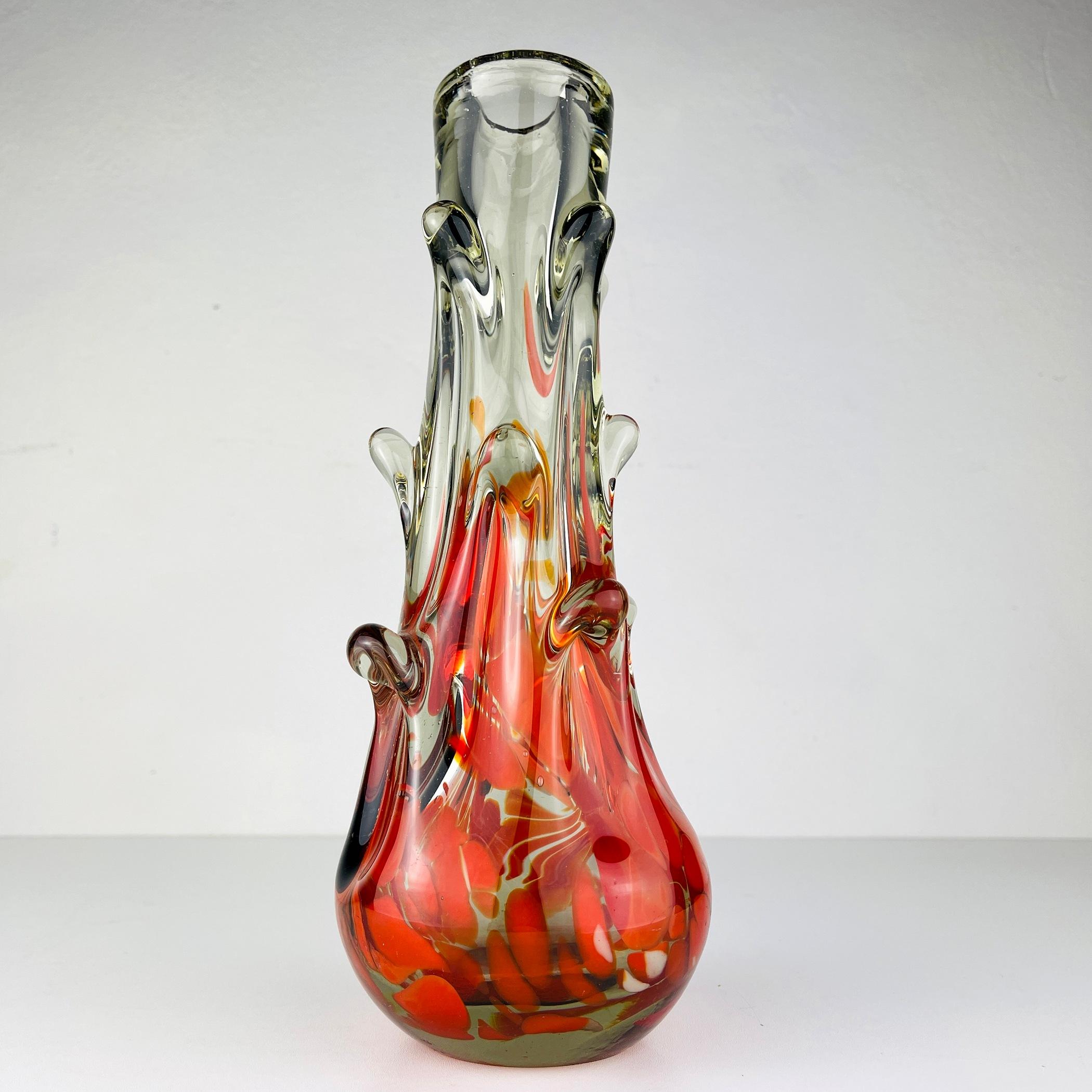Ce magnifique vase du designer Dragan Drobnjak a été fabriqué à 