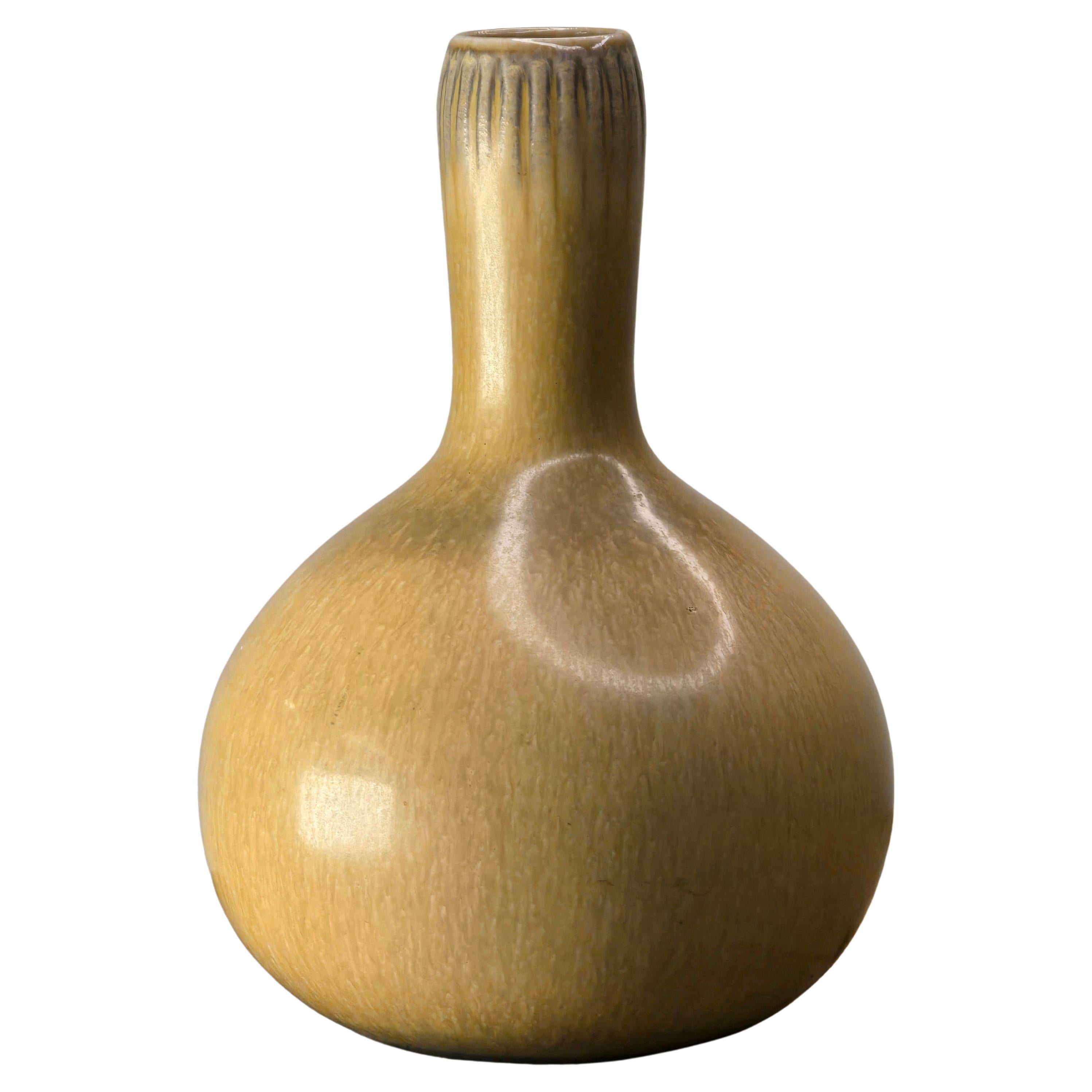 Considerato l'apice delle realizzazioni artistiche di Eva Staehr Nielsen, questo vaso Danish Modern riprende il miglior design della storia della ceramica e lo semplifica nella sua forma più pura.   Uno smalto flambe satinato con una variazione di