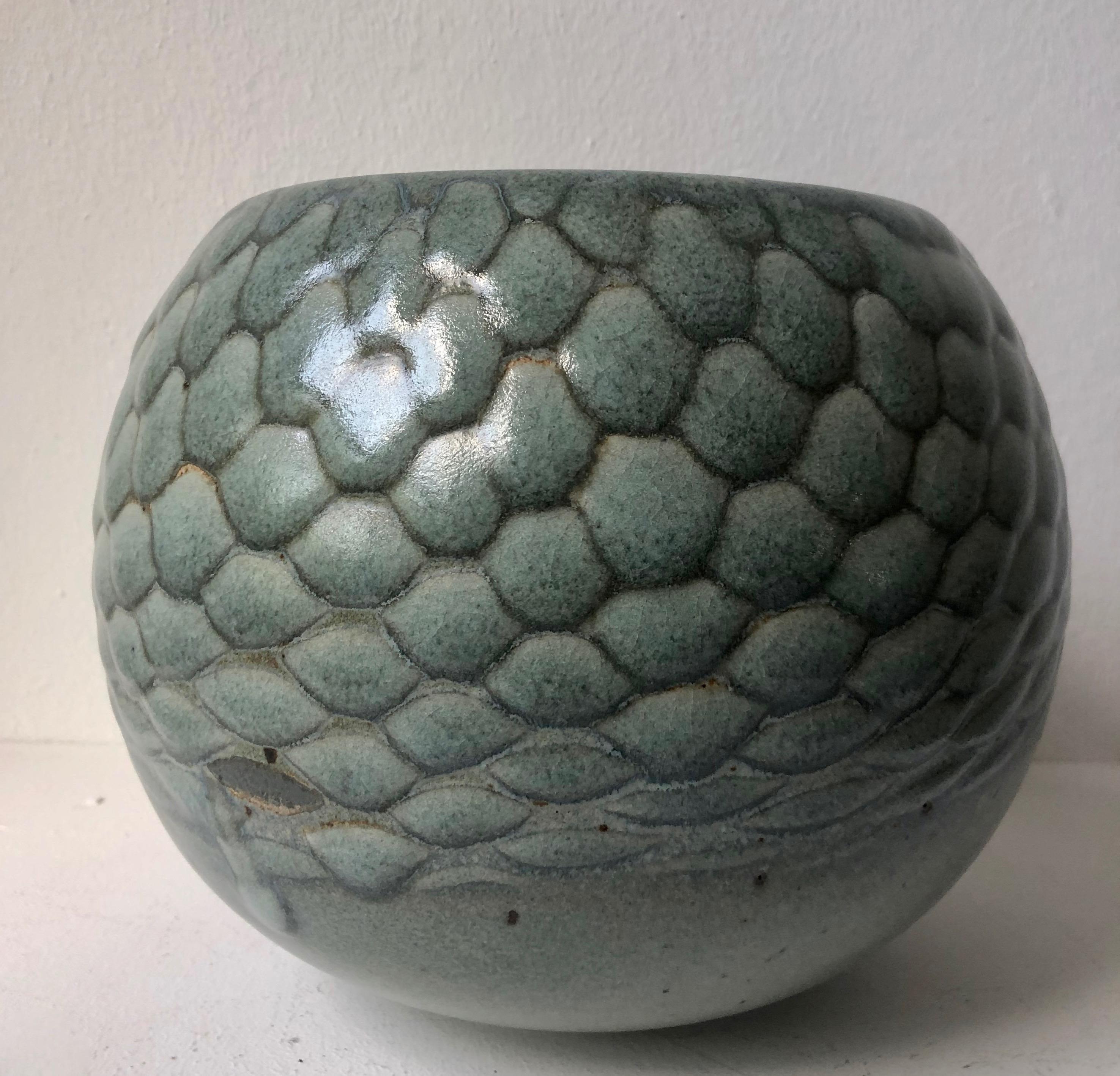 Schöne beeindruckende und große Vase / Schale von Gerald und Gotlind Weigel. Die Struktur der Glasur wird mit Hilfe eines Netzes entwickelt. Es ist signiert von Weigel und der eingeprägten Werkstattmarke und 1984.