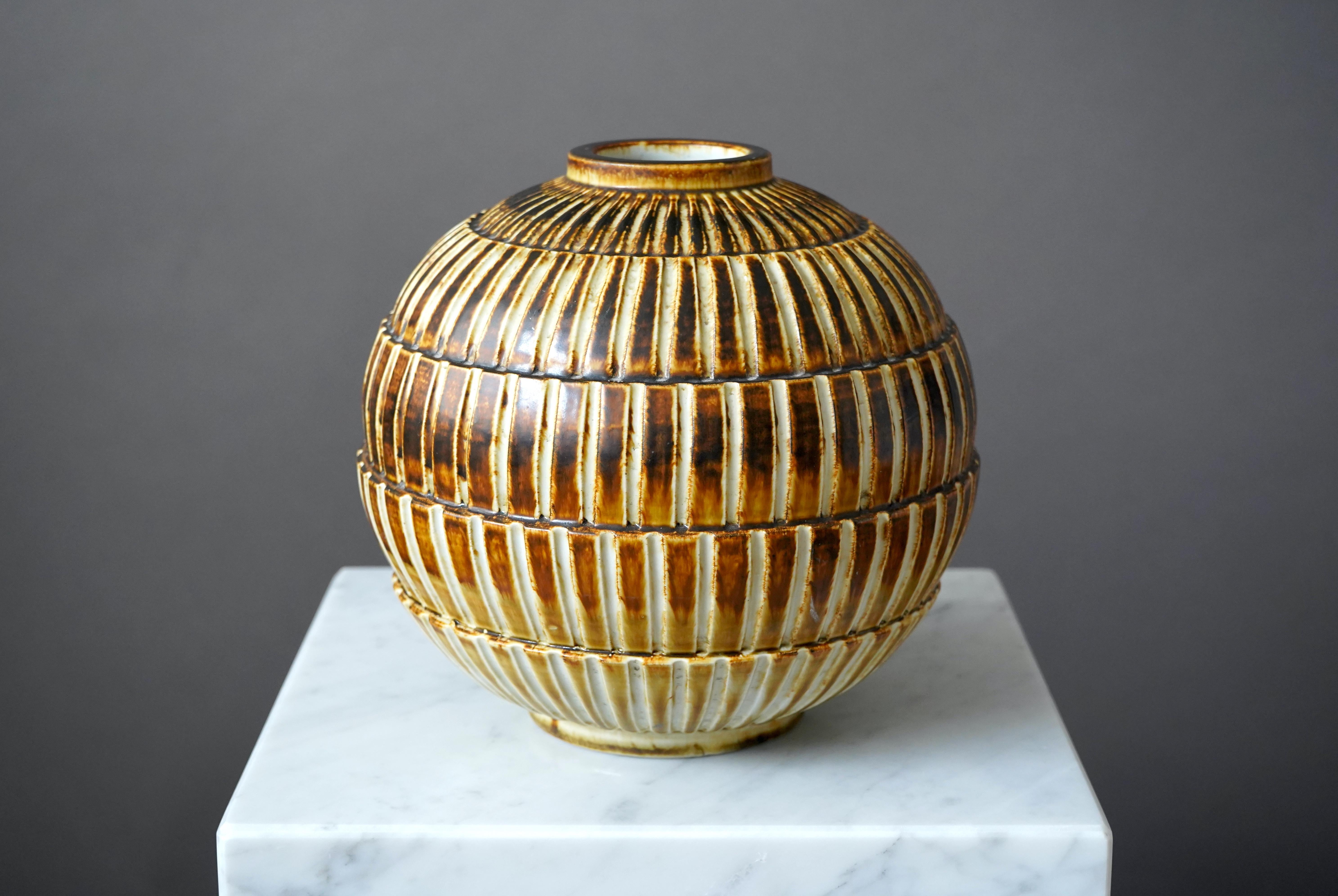 Schöne und seltene Vase aus Steingut, entworfen von Gertrud Lönegren.
Dieses Studio-Stück wurde zwischen 1936-41 in Rorstrand in Schweden geschaffen.

Ausgezeichneter Zustand. Eingedrückt 'Rörstrand / SCHWEDEN / Lönegren / L 125 /