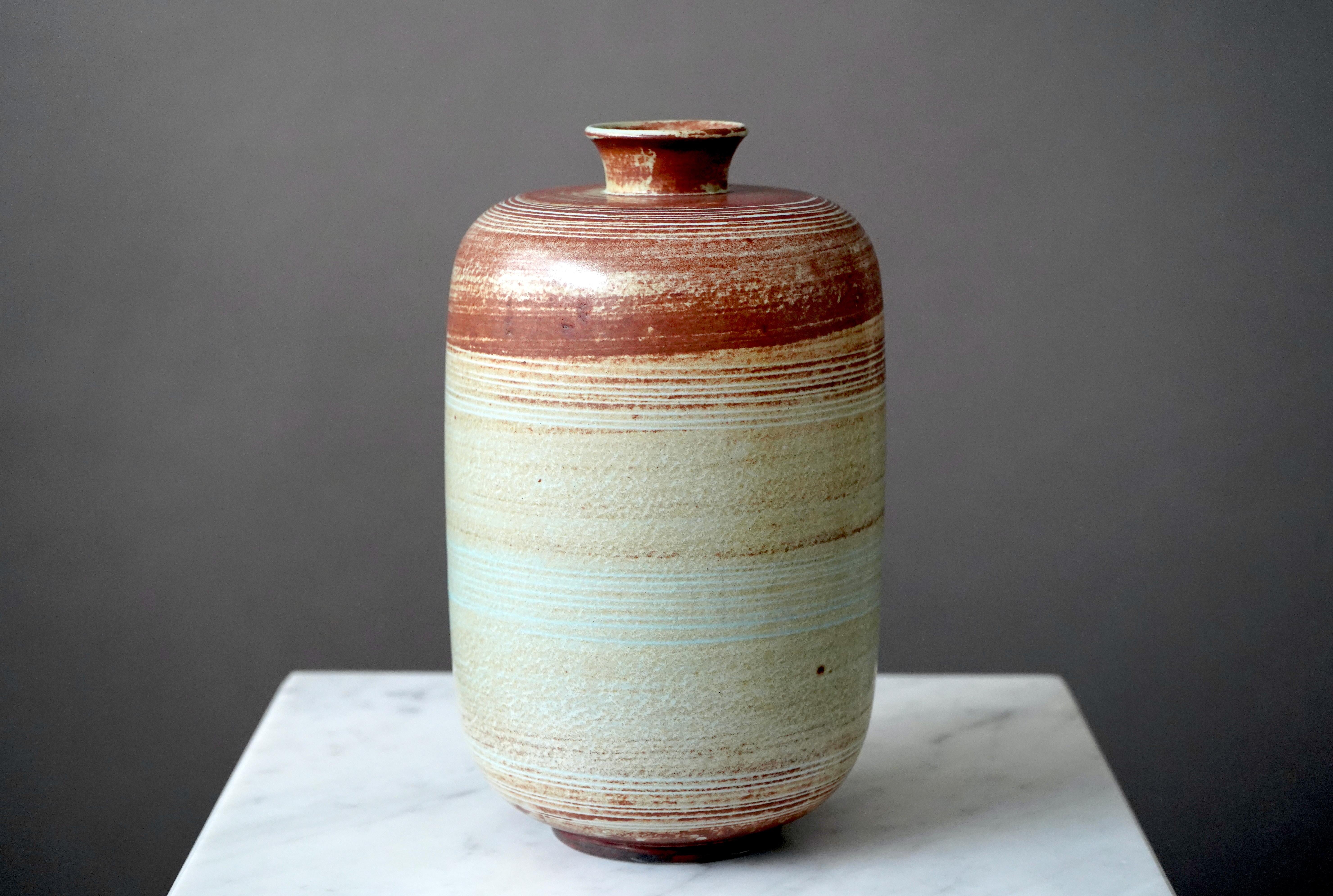 Schöne und seltene Vase aus Steingut, entworfen von Gertrud Lönegren.
Dieses Studio-Stück wurde zwischen 1936-41 in Rorstrand in Schweden geschaffen.

Ausgezeichneter Zustand. Eingedrückt 'Rörstrand / Lönegren / SCHWEDEN / L 300 /