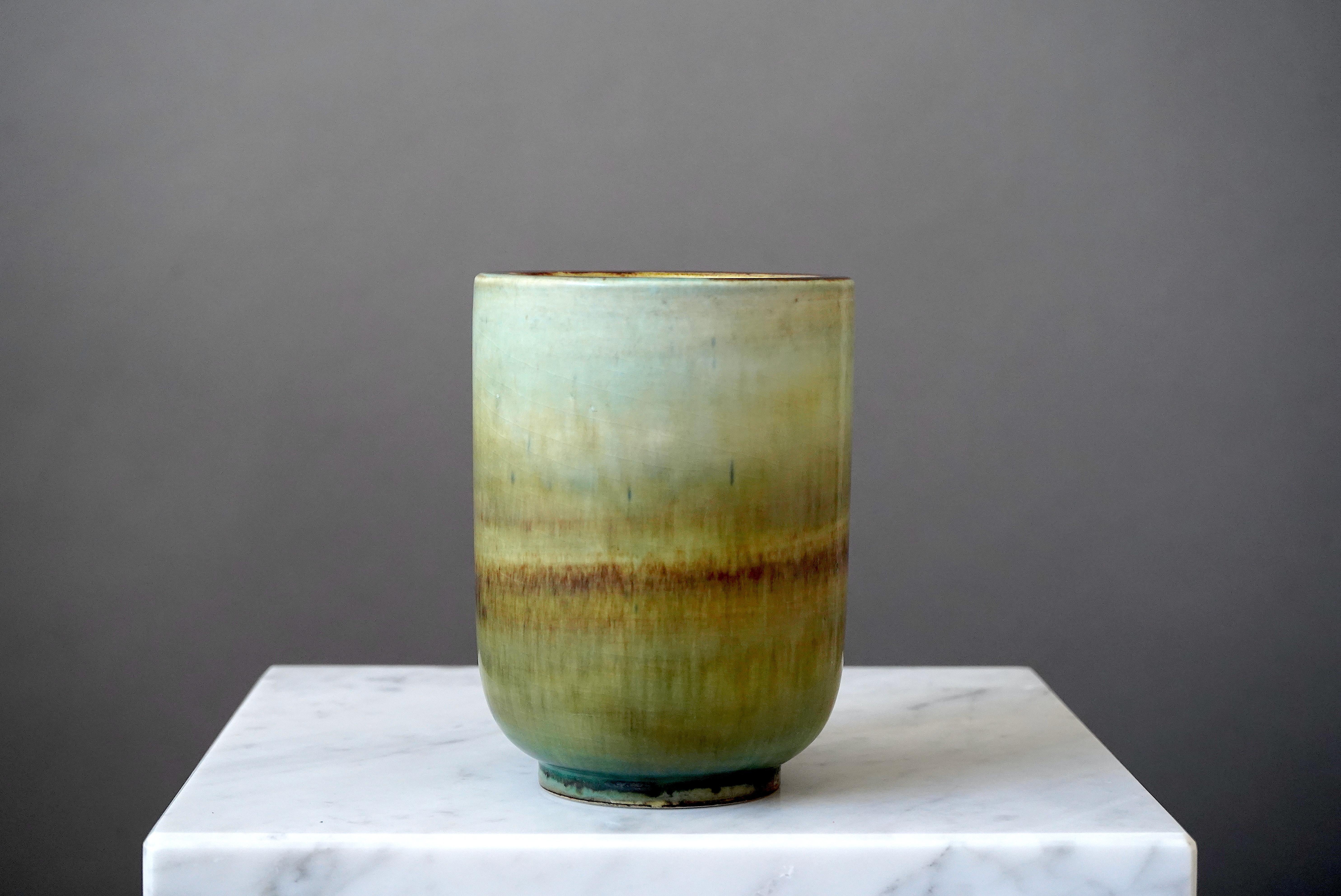 Schöne und seltene Vase aus Steingut, entworfen von Gertrud Lönegren.
Dieses Studio-Stück wurde zwischen 1936-41 in Rorstrand in Schweden geschaffen.

Exquisite Glasur. Ausgezeichneter Zustand. 
Aufgedruckt 'Rörstrand / Lönegren / SCHWEDEN /