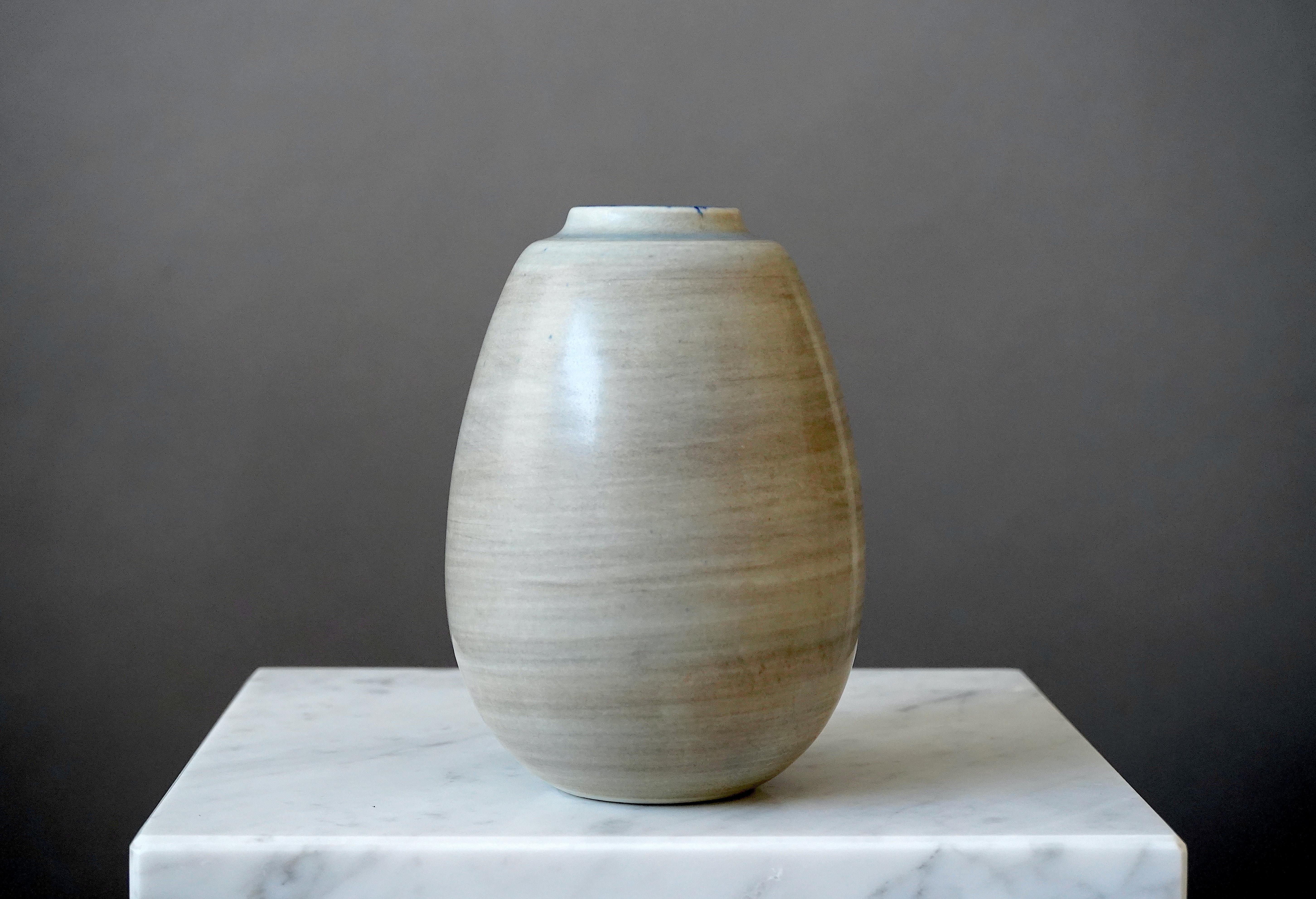 Schöne und seltene Vase aus Steingut, entworfen von Gertrud Lönegren.
Dieses Studio-Stück wurde zwischen 1936-41 in Rorstrand in Schweden geschaffen.

Ausgezeichneter Zustand. Aufgedruckt 'Rörstrand / Lönegren / SCHWEDEN / HANDDREJAD'.

Gertrud