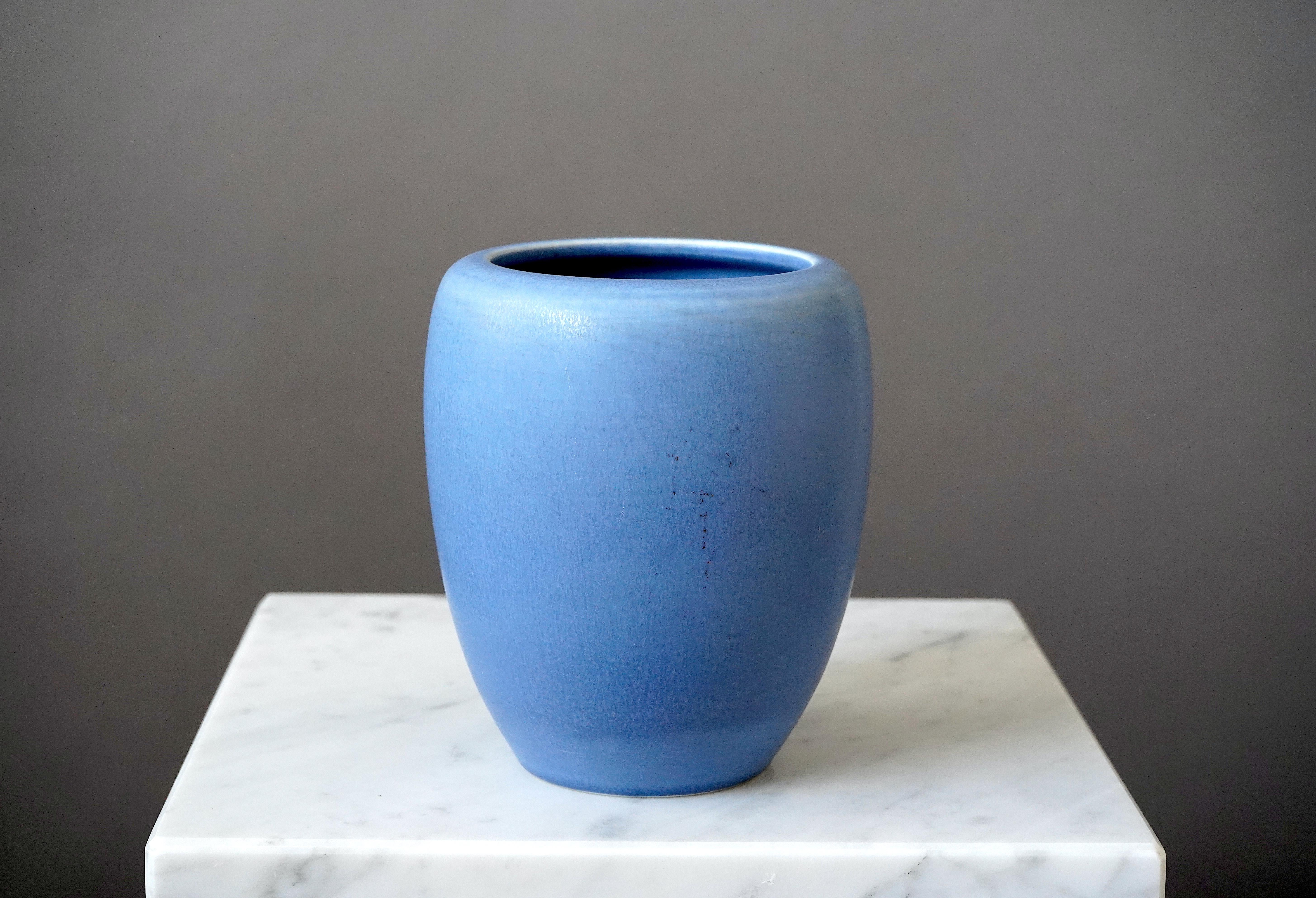 Schöne und seltene Vase aus Steingut, entworfen von Gertrud Lönegren.
Dieses Studio-Stück wurde zwischen 1936-41 in Rorstrand in Schweden geschaffen.

Ausgezeichneter Zustand. Aufgedruckt 'Rörstrand / Lönegren / HANDDREJAD'.

Gertrud Lönegren war