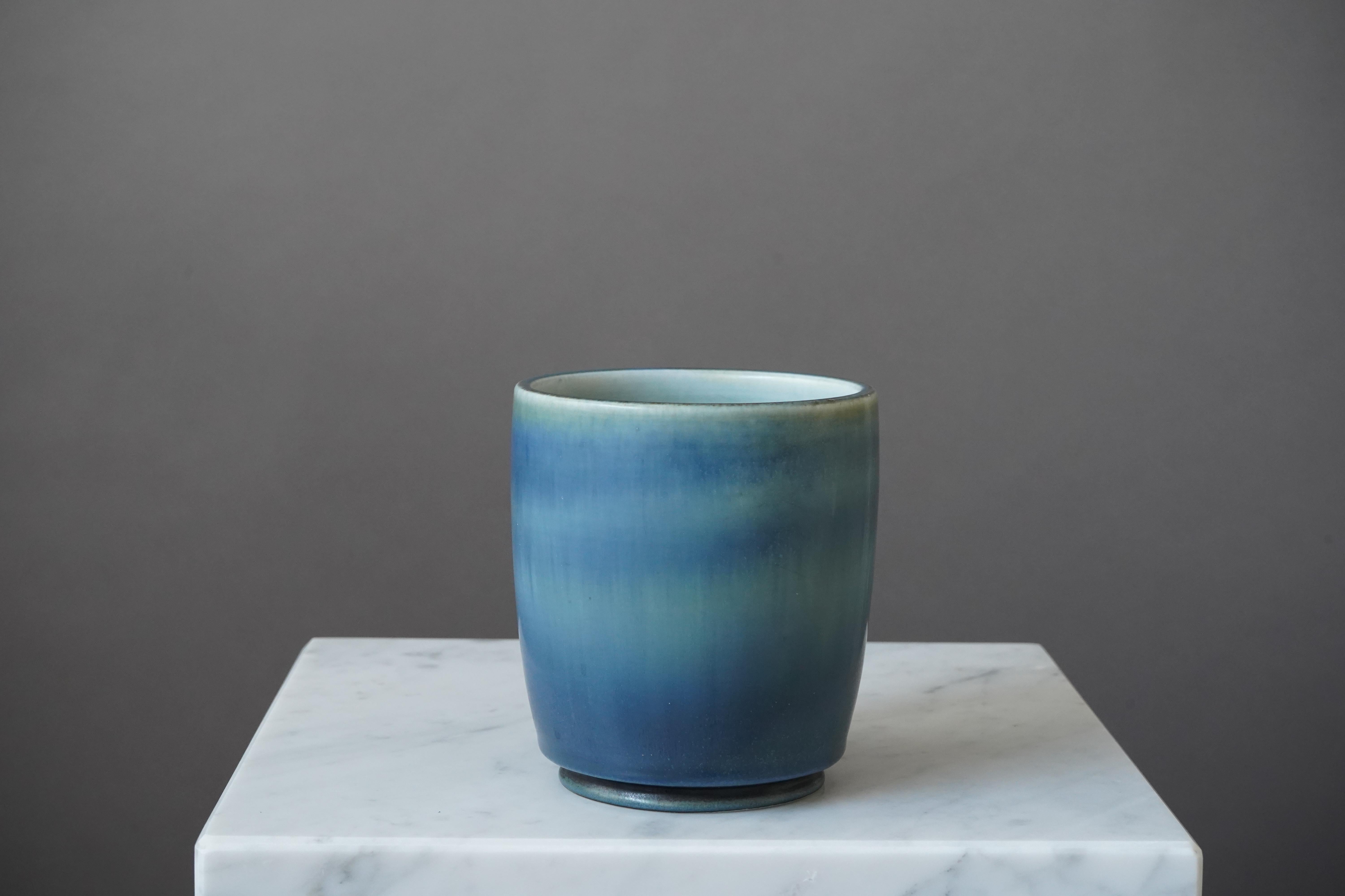Schöne und seltene Vase aus Steingut, entworfen von Gertrud Lönegren.
Dieses Studio-Stück wurde zwischen 1936-41 in Rorstrand in Schweden geschaffen.

Ausgezeichneter Zustand. Eingedrückt 'Rörstrand / Lönegren / SCHWEDEN / 276 L /